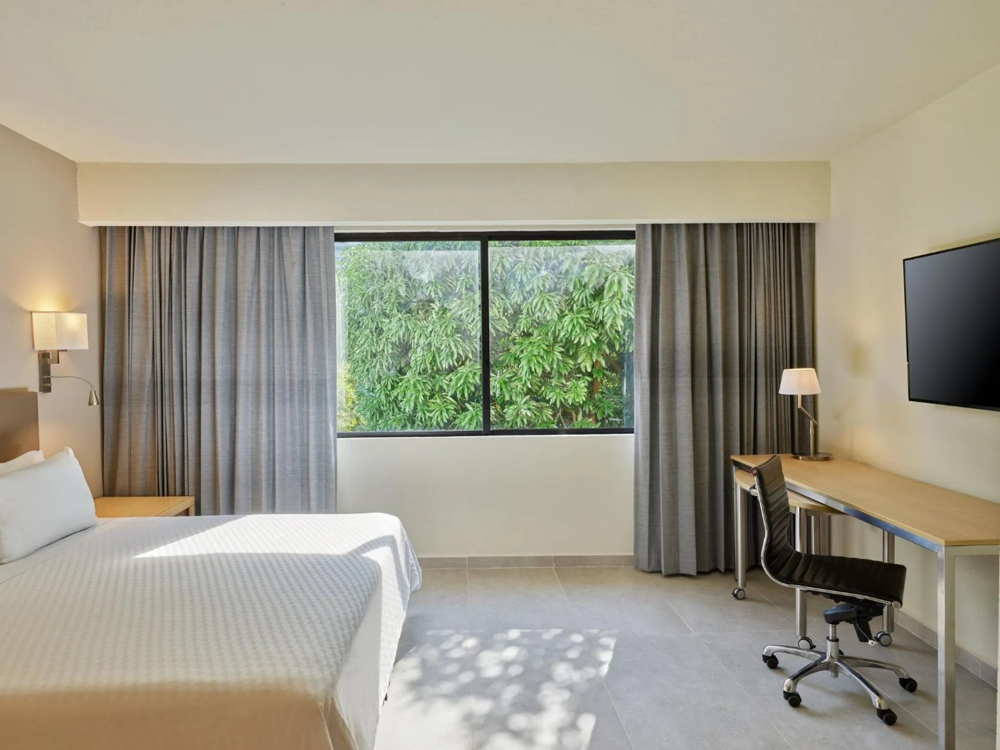 Photo of the whole room, Bed in Fiesta Inn Villahermosa Cencali