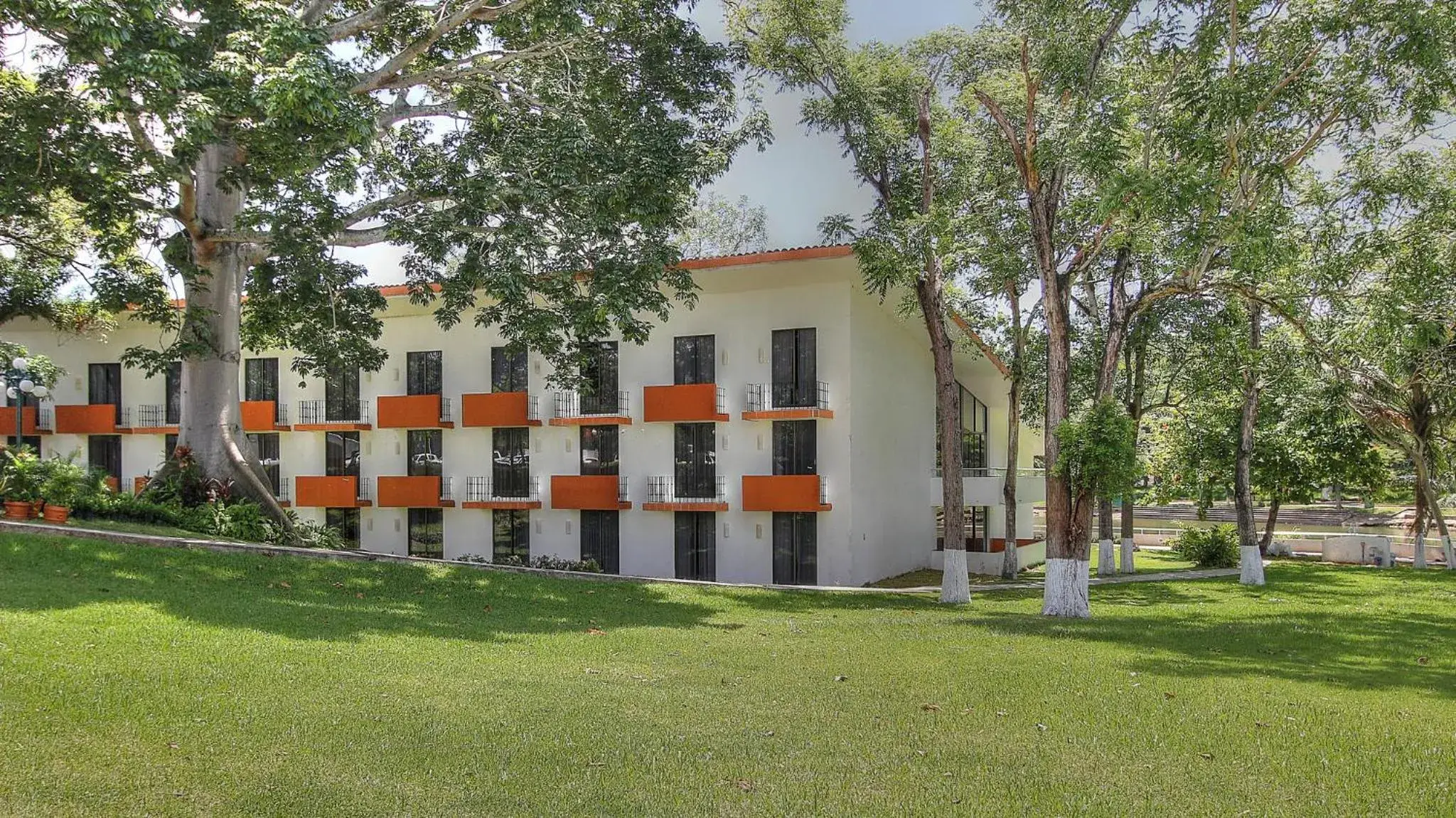 Property building in Fiesta Inn Villahermosa Cencali Property building in Fiesta Inn Villahermosa Cencali