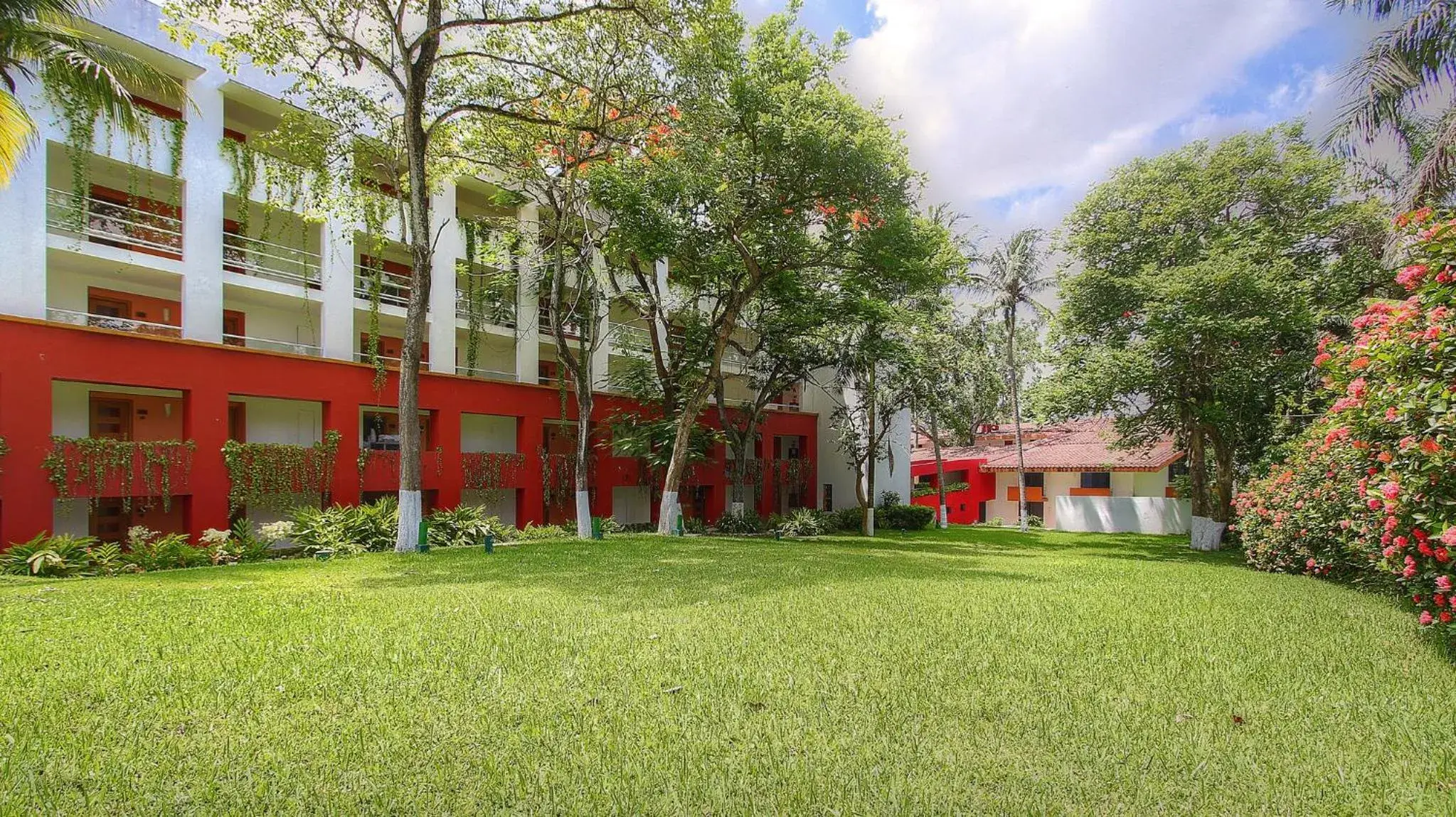 Property building in Fiesta Inn Villahermosa Cencali Property building in Fiesta Inn Villahermosa Cencali