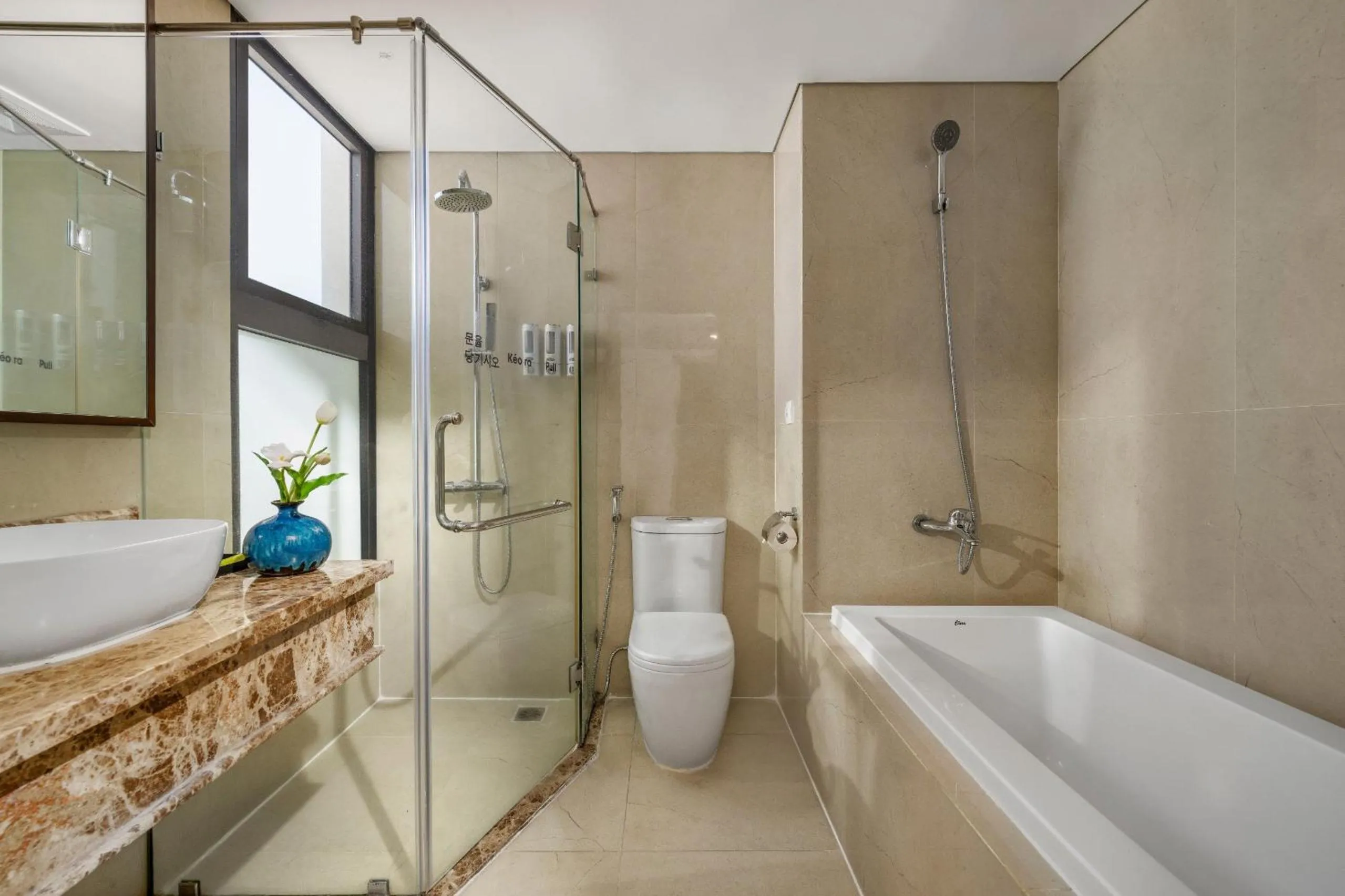 Shower in Balcona Hotel Da Nang