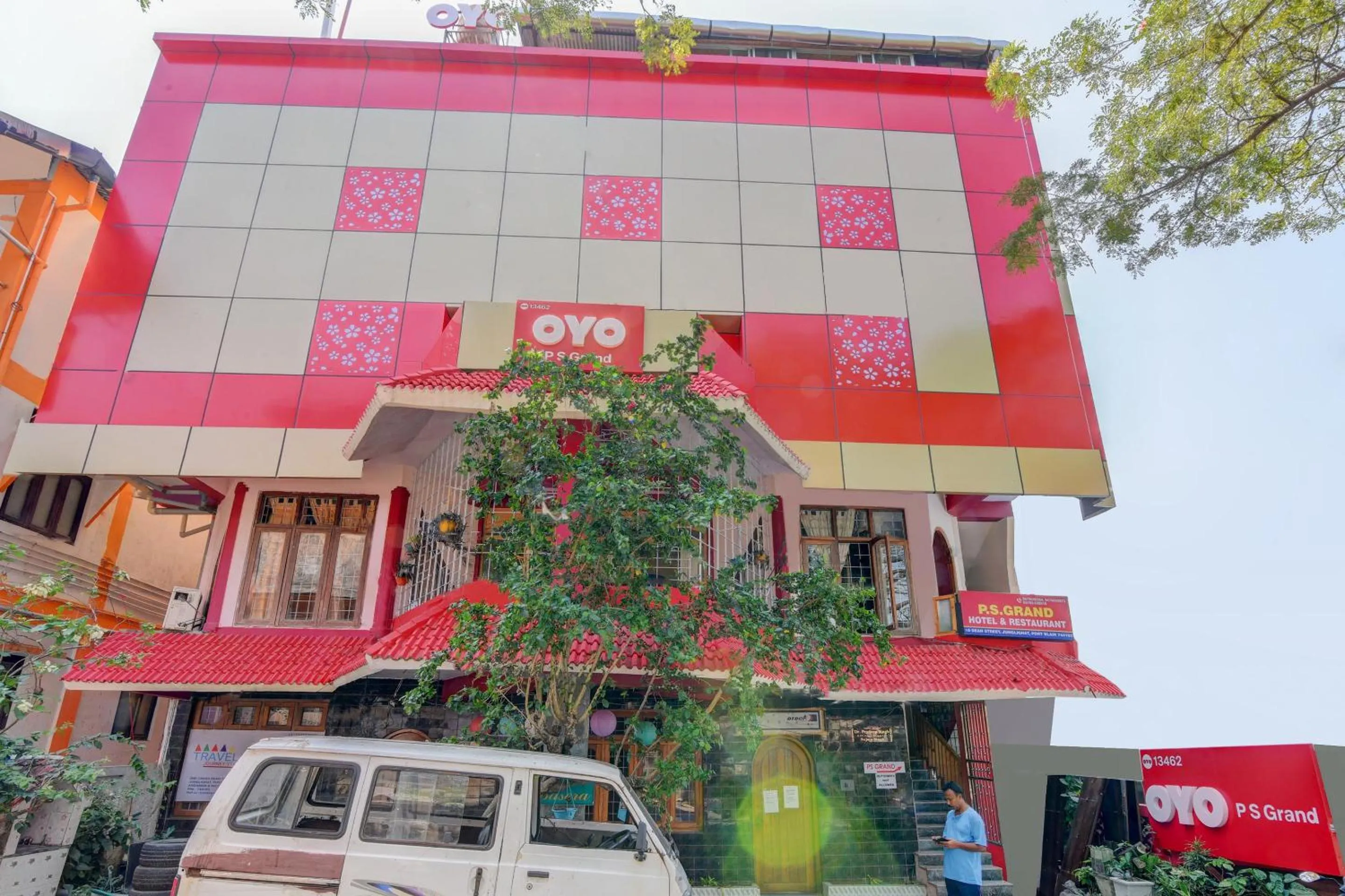 Facade/entrance in Hotel O P S Grand