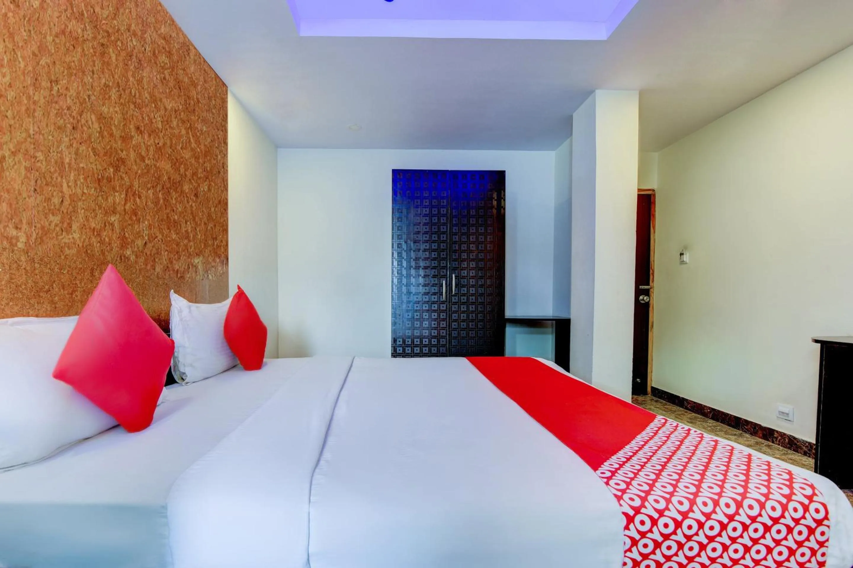 Bedroom, Bed in Hotel O P S Grand