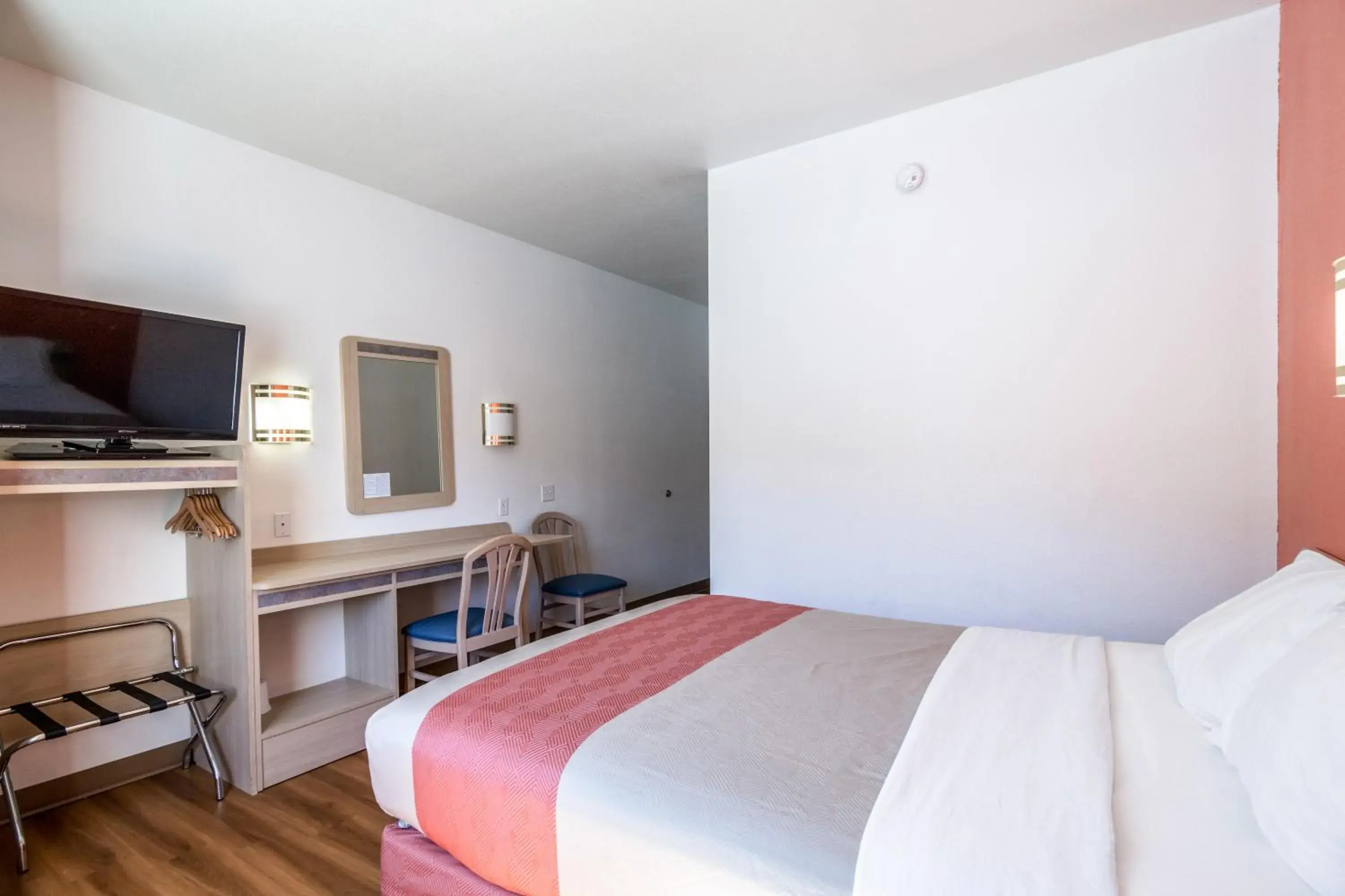 Bedroom, Bed in Motel 6-Ruidoso, NM