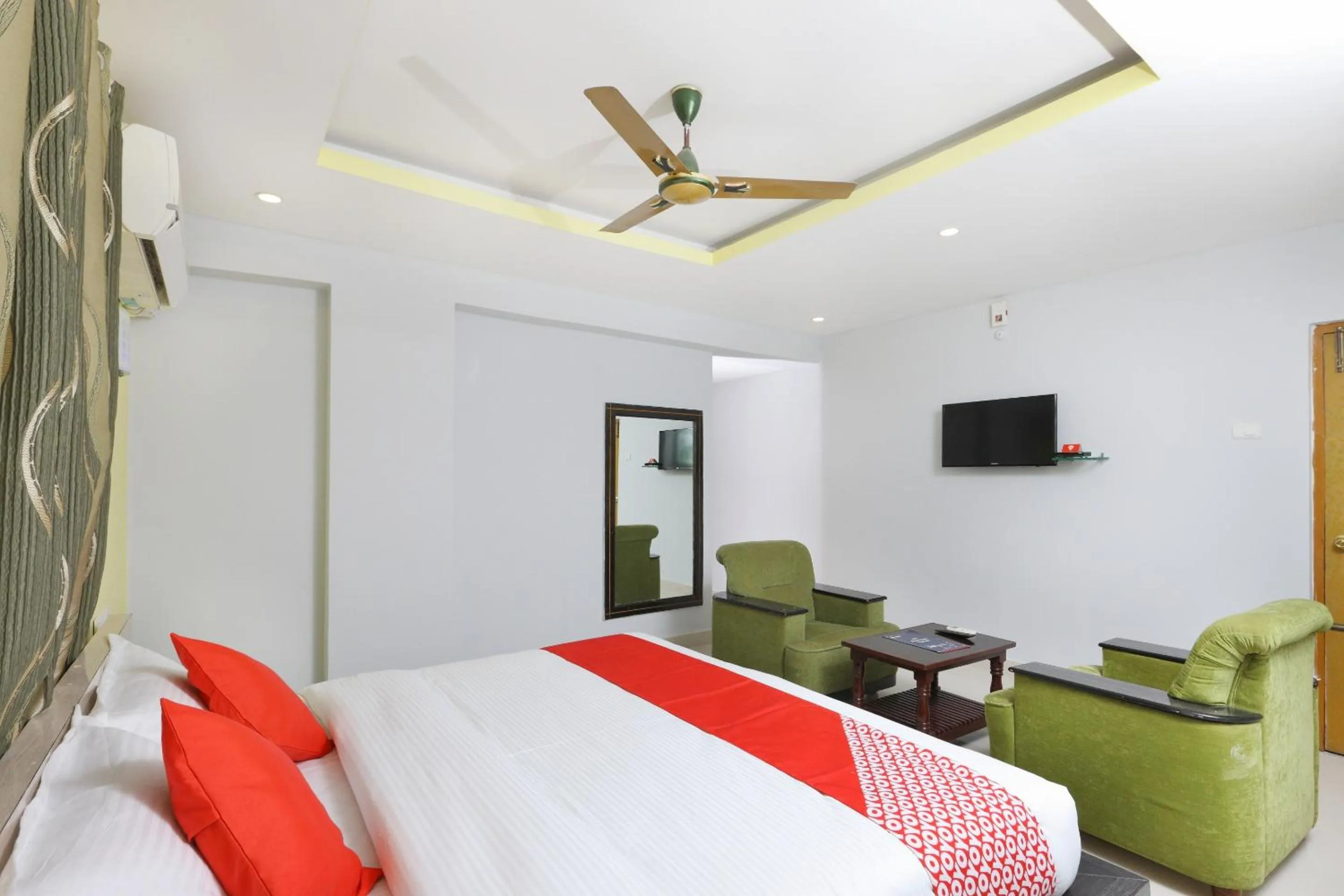 Bedroom, Bed in Capital O Sai Golden Rooms