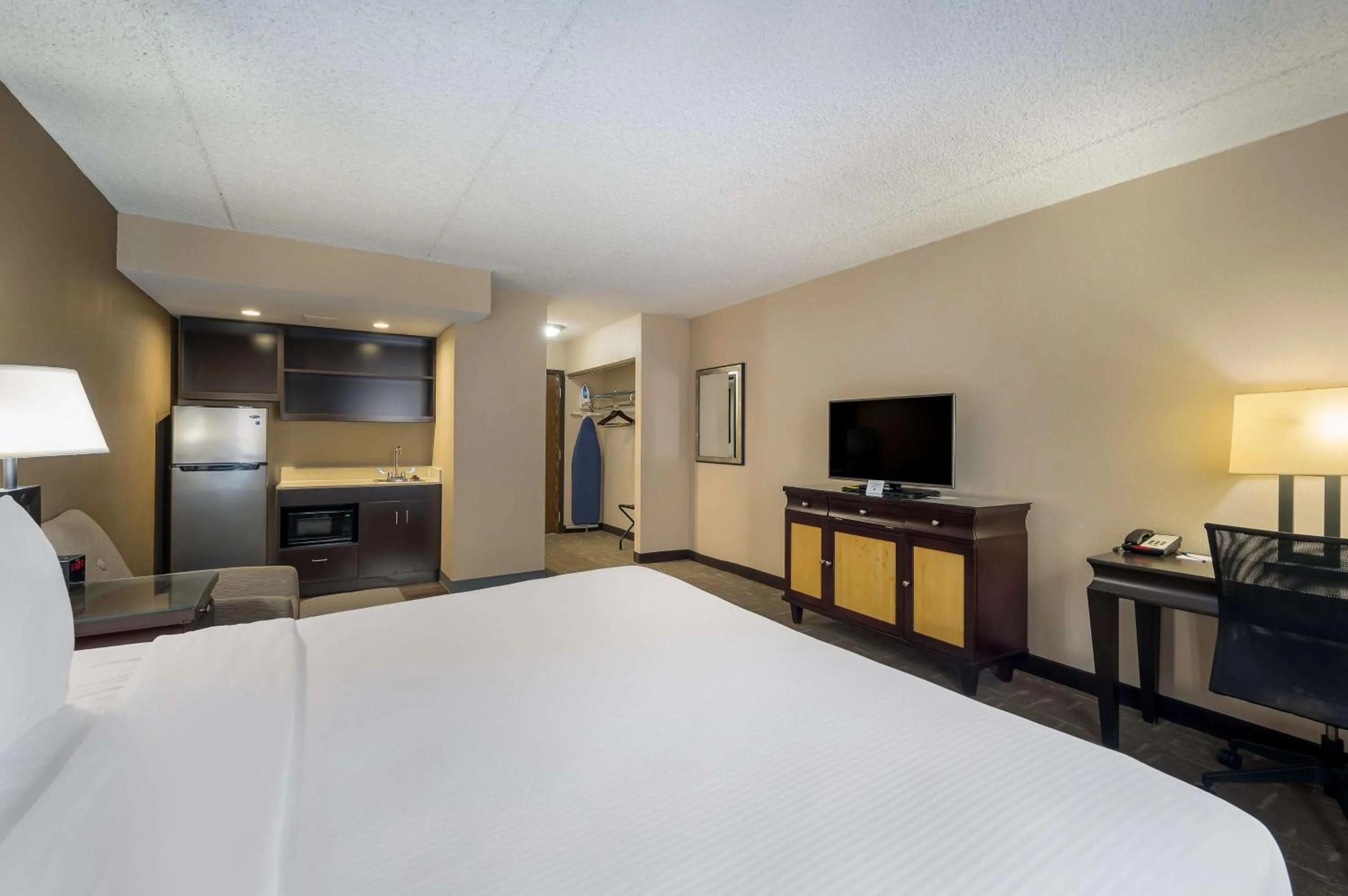 Photo of the whole room, Bed in Best Western Detroit Livonia