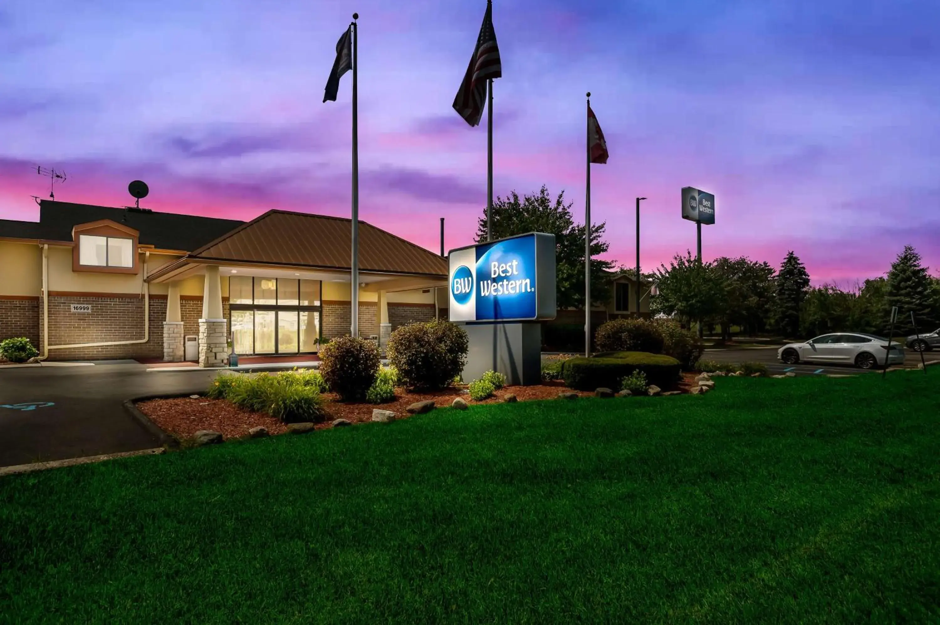 Property building in Best Western Detroit Livonia Property building in Best Western Detroit Livonia