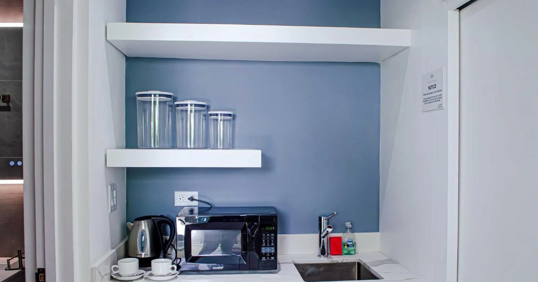 Communal lounge/ TV room in The Palms Resort