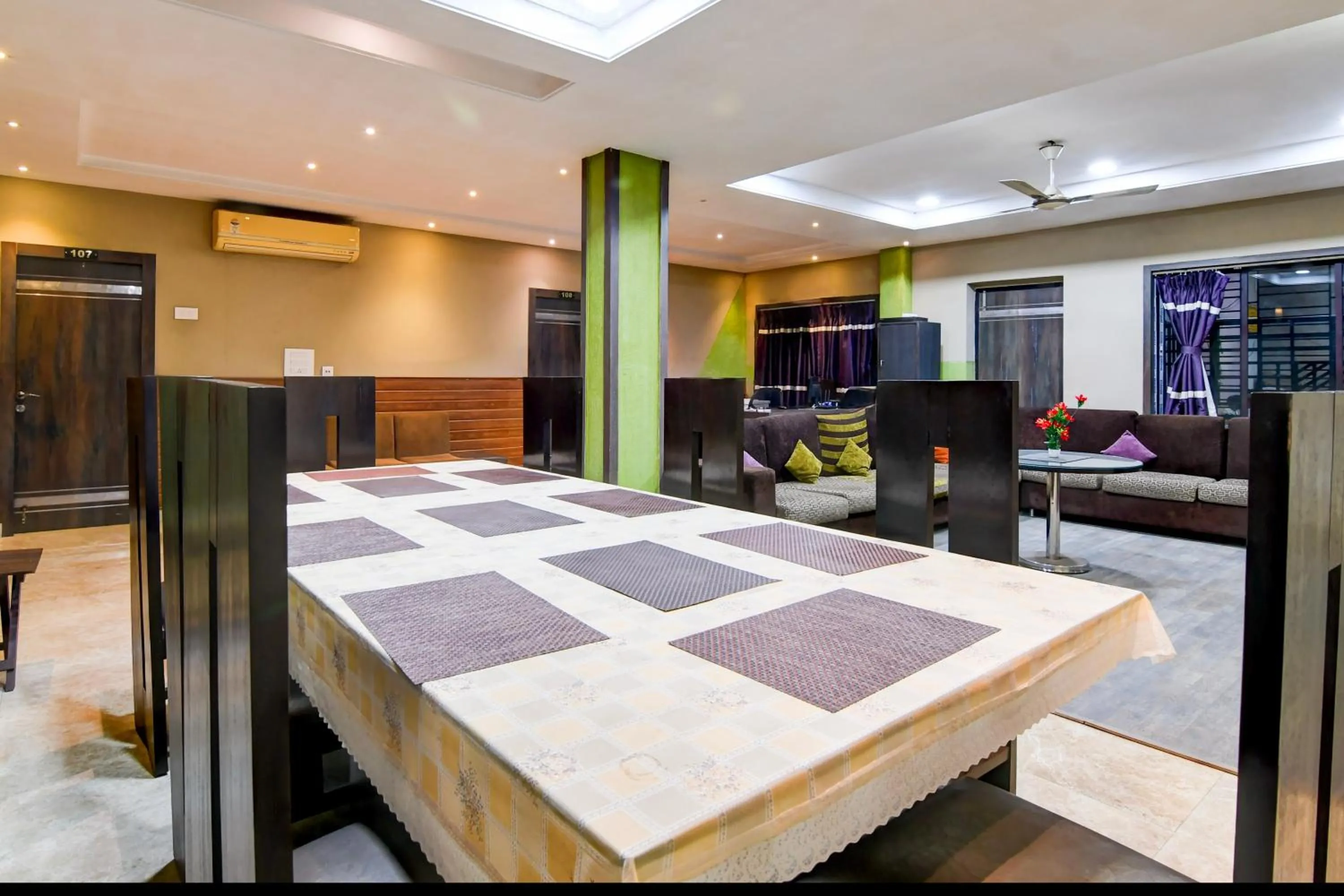 Lobby or reception, Bed in Super Collection O Behala