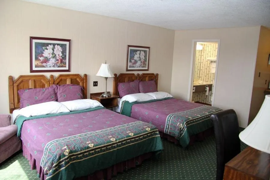 Bed in Diamond Motor Inn