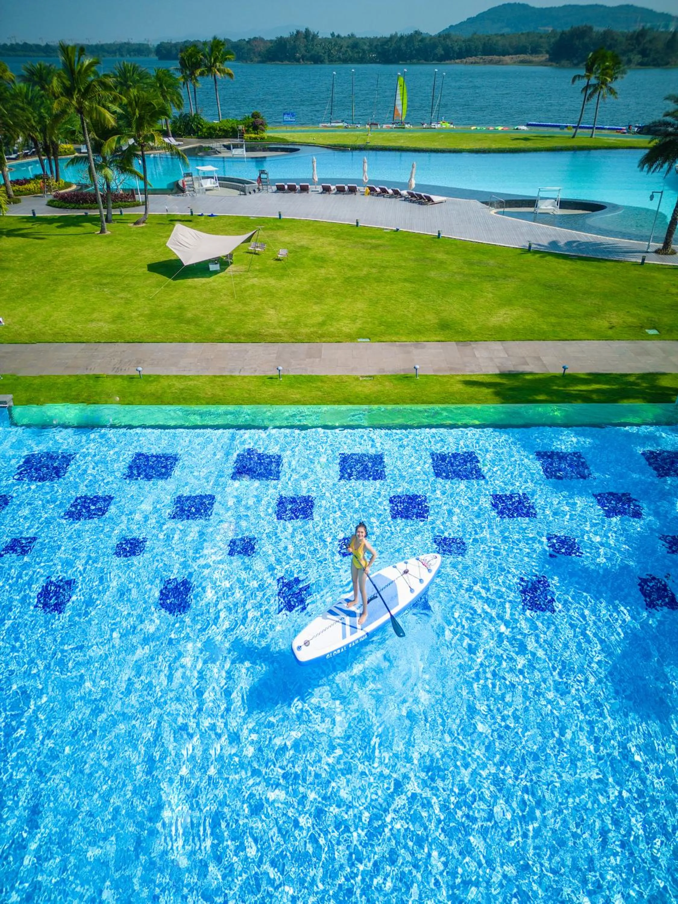 Swimming pool in Doubletree Resort By Hilton Hainan - Xinglong Lakeside