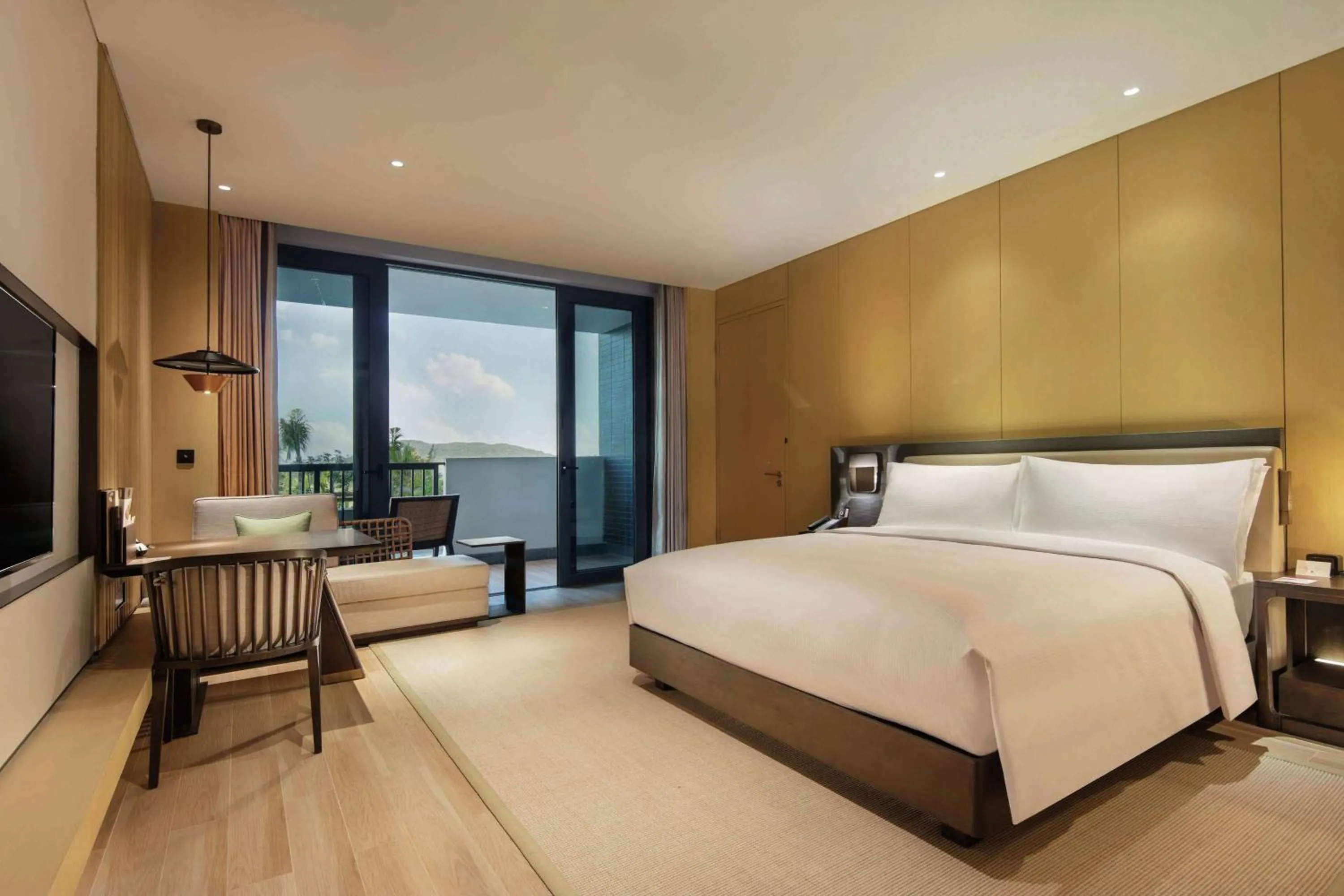 Bedroom, Bed in Doubletree Resort By Hilton Hainan - Xinglong Lakeside