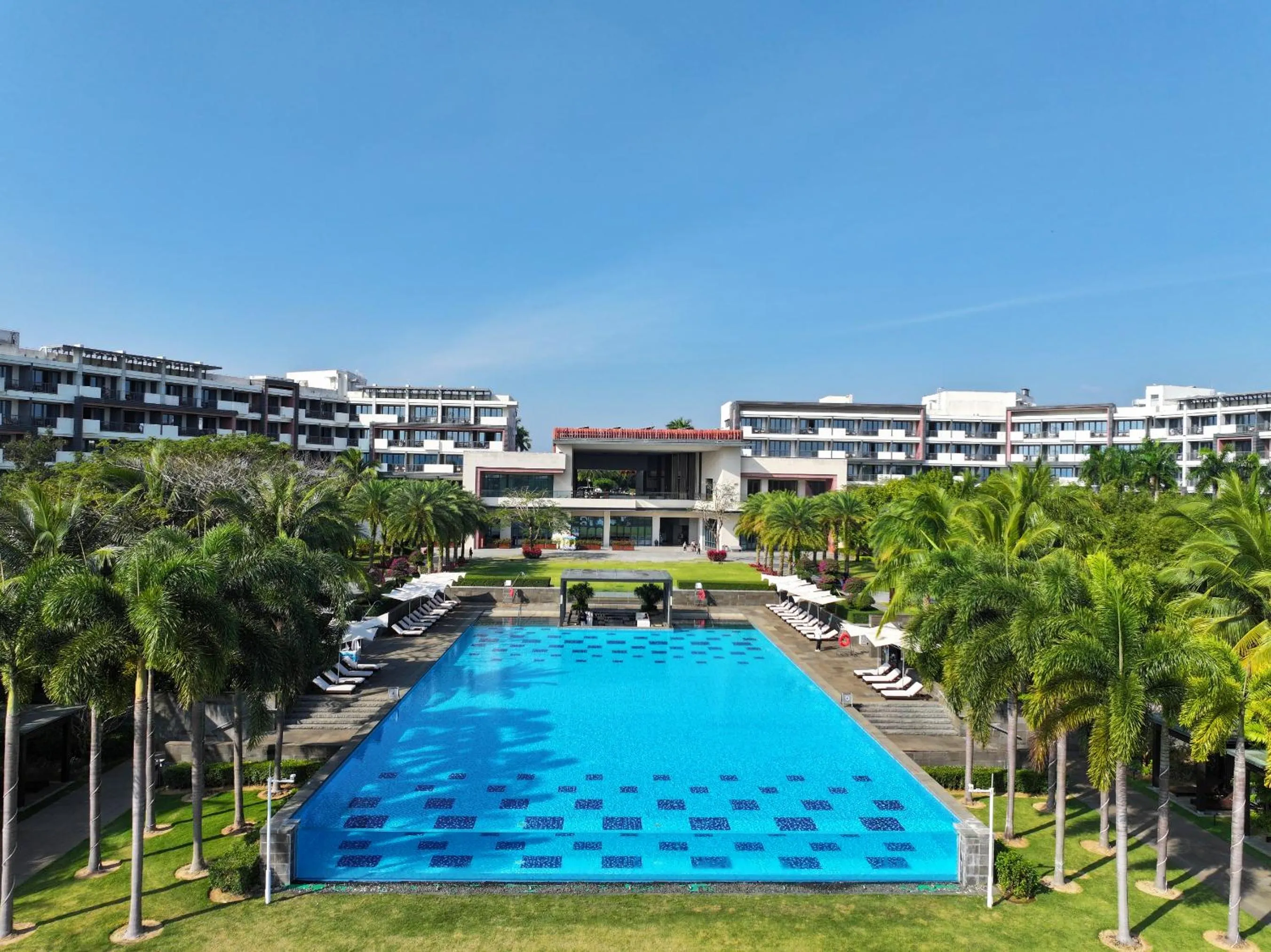 Swimming pool in Doubletree Resort By Hilton Hainan - Xinglong Lakeside