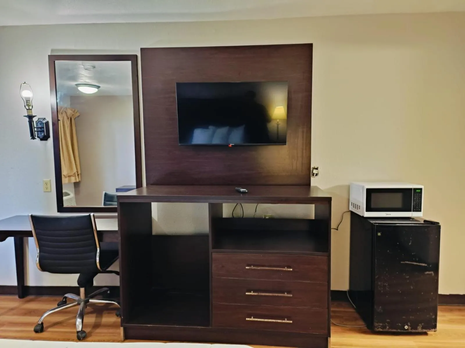 TV and multimedia in Travelers inn by OYO Wichita Falls