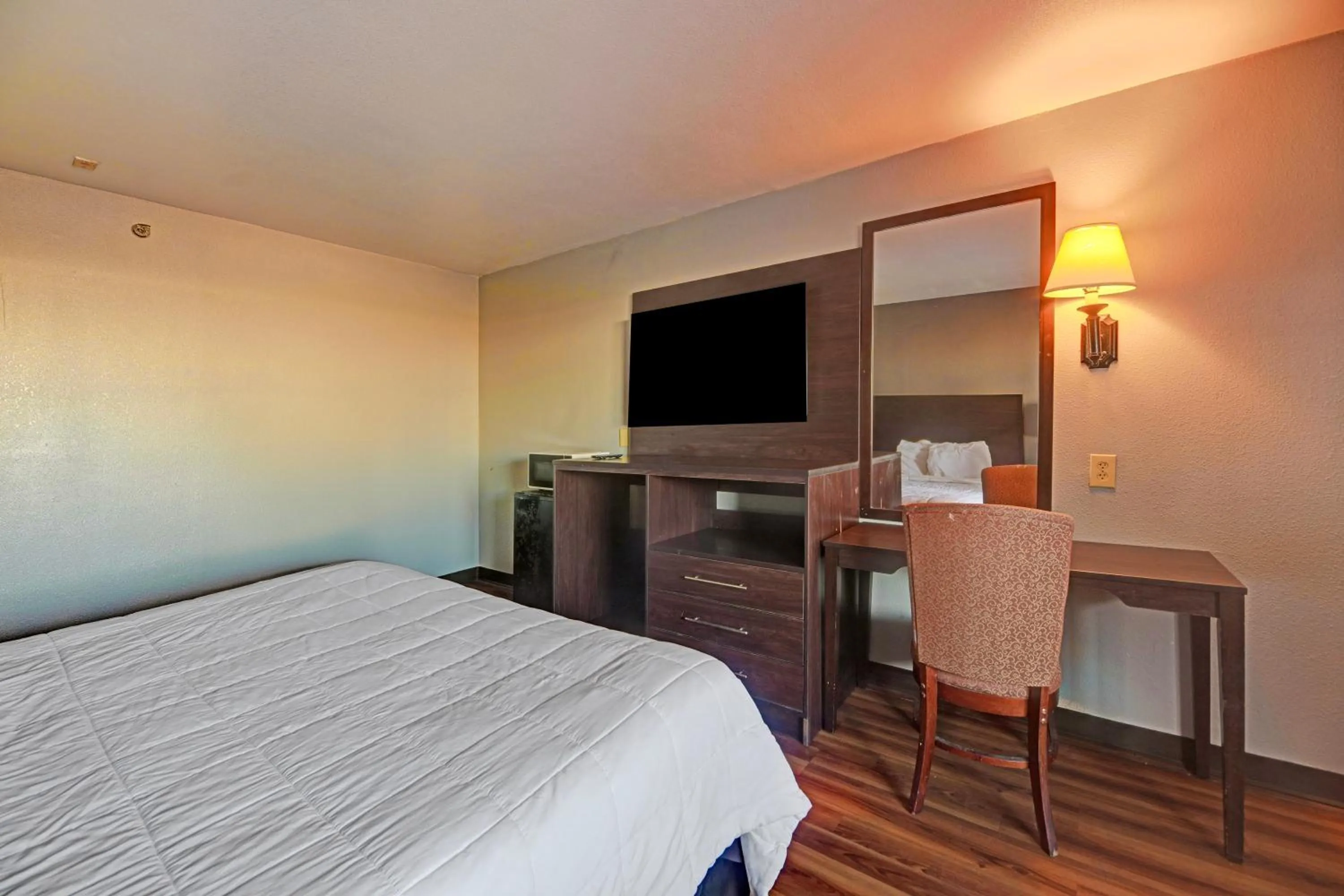 Bedroom, Bed in Travelers inn by OYO Wichita Falls