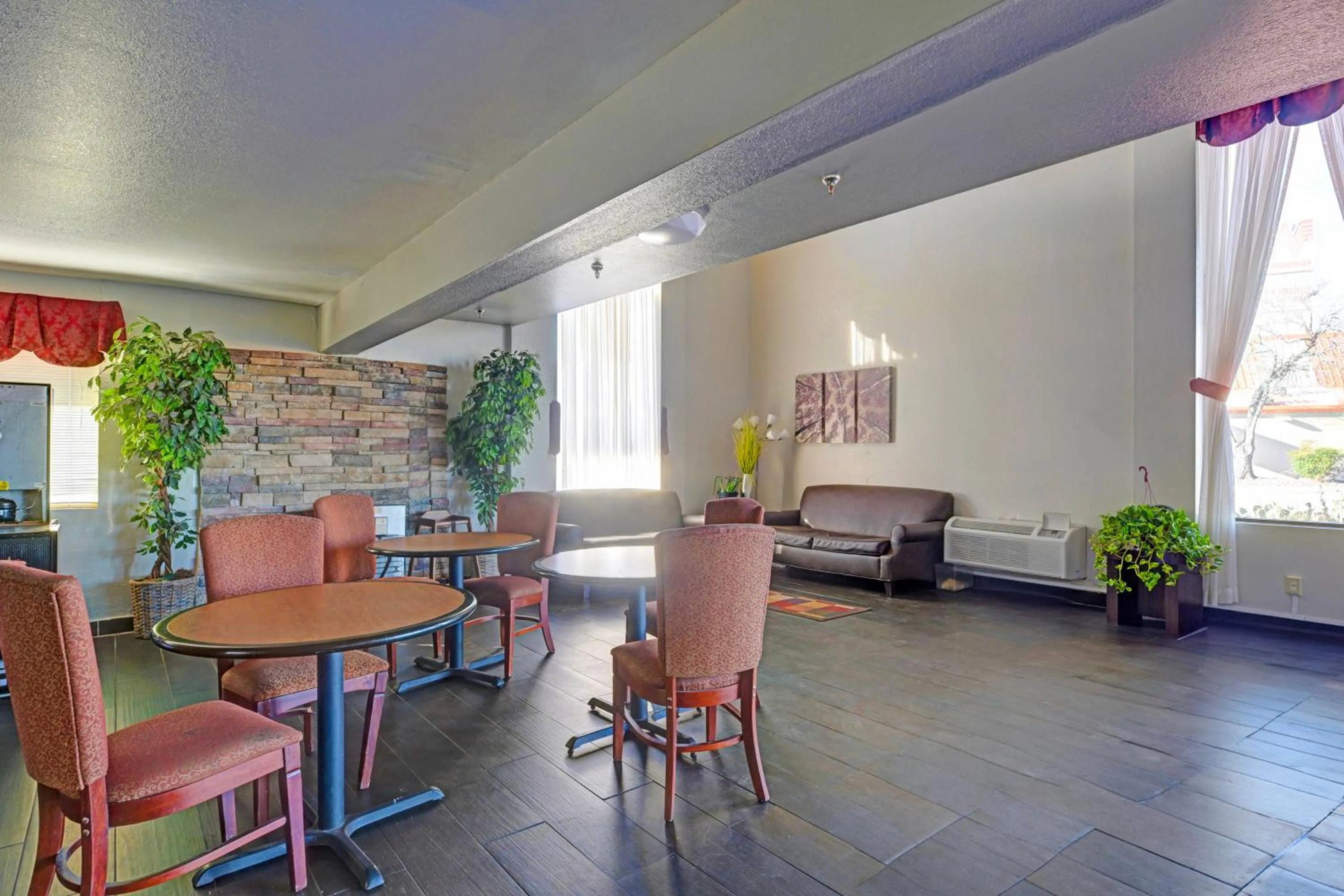 Lobby or reception in Travelers inn by OYO Wichita Falls