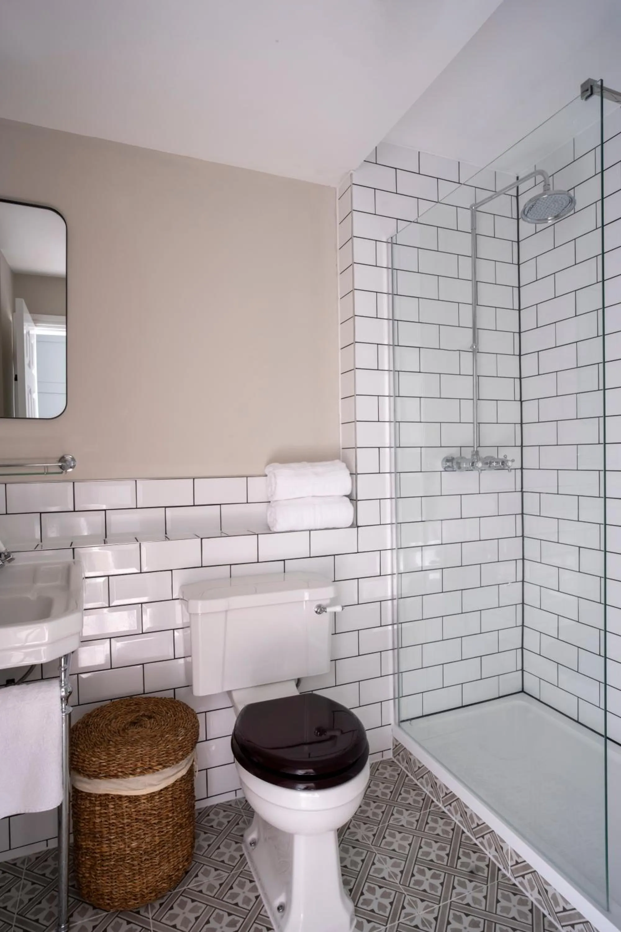 Shower in Warbrook House Heritage Hotel