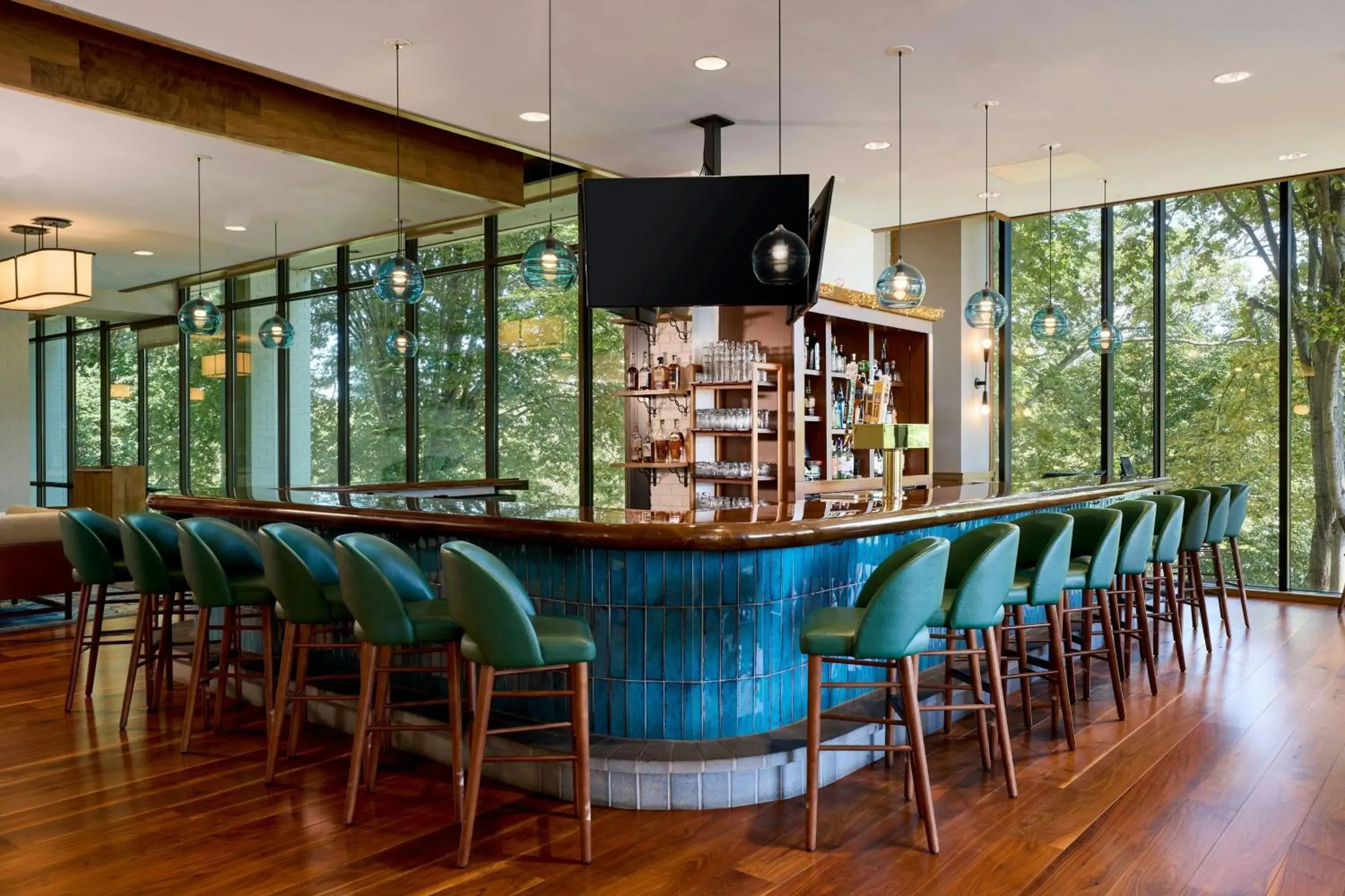 Lounge or bar in Merriweather Lakehouse Hotel, Autograph Collection Lounge or bar in Merriweather Lakehouse Hotel, Autograph Collection
