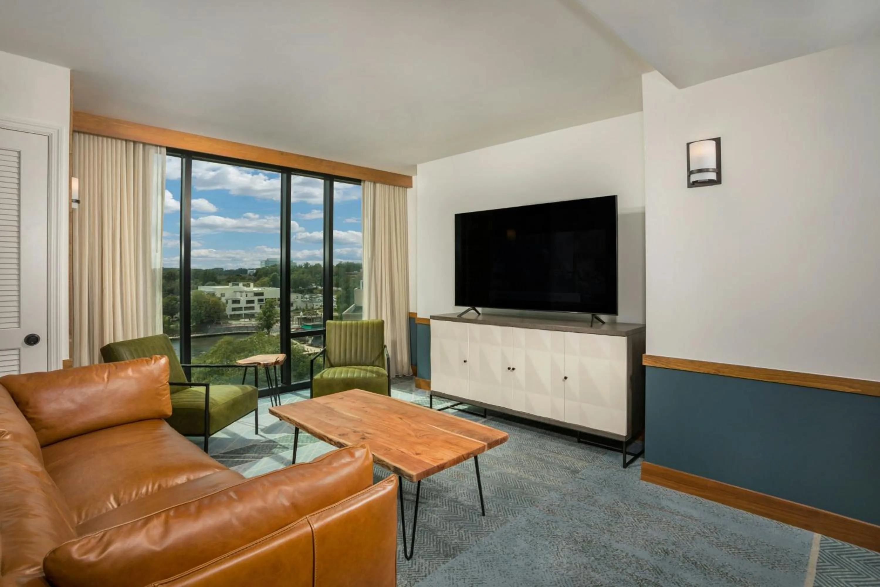Living room in Merriweather Lakehouse Hotel, Autograph Collection
