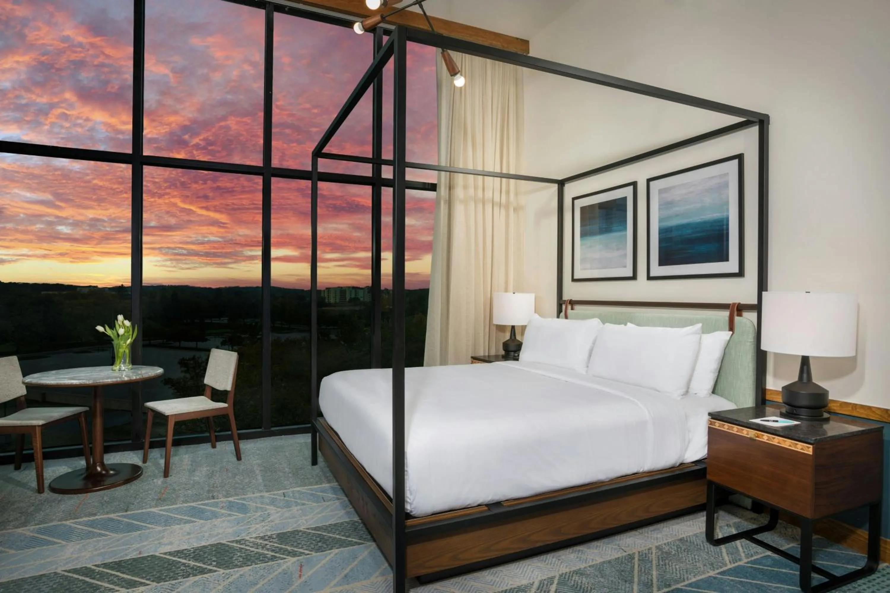 Photo of the whole room, Bed in Merriweather Lakehouse Hotel, Autograph Collection