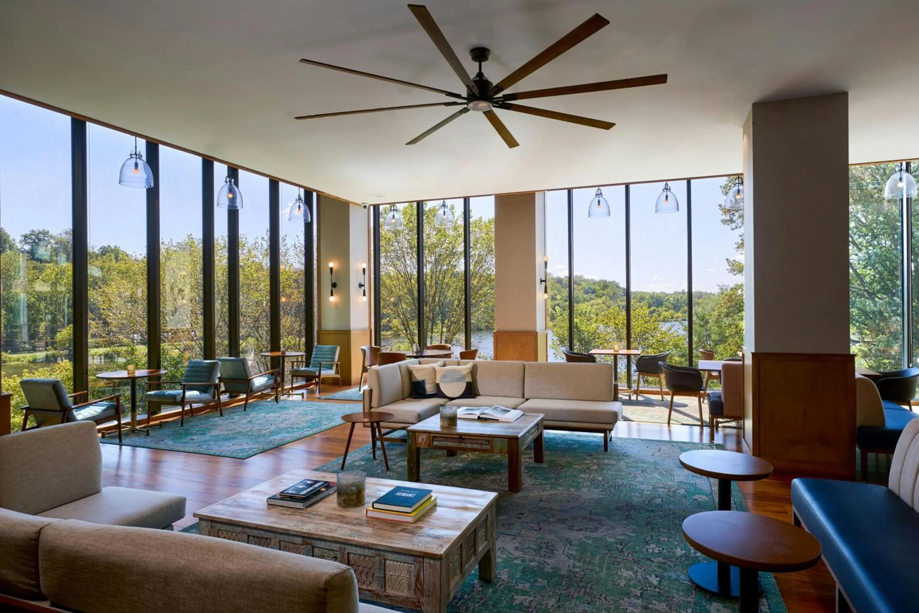 Lounge or bar in Merriweather Lakehouse Hotel, Autograph Collection