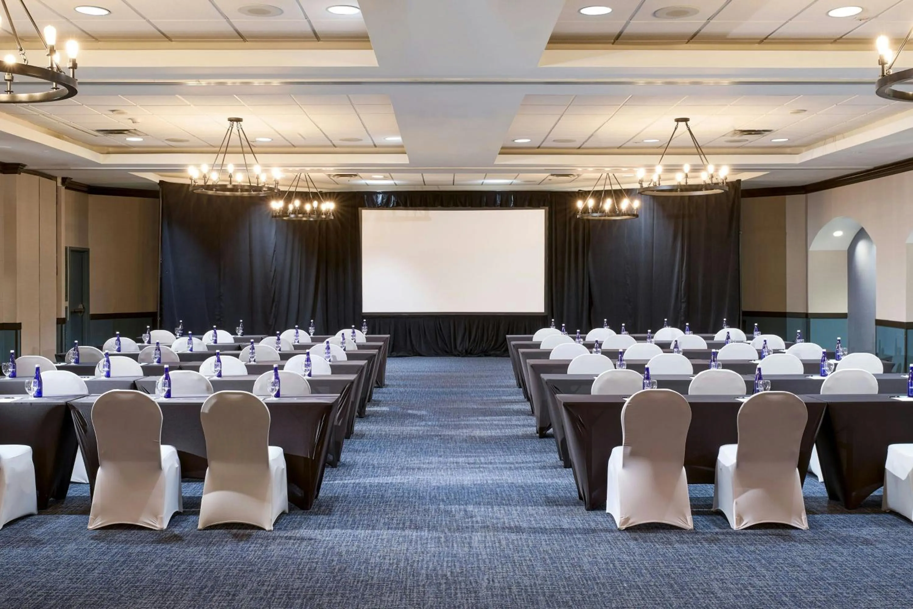 Meeting/conference room in Merriweather Lakehouse Hotel, Autograph Collection
