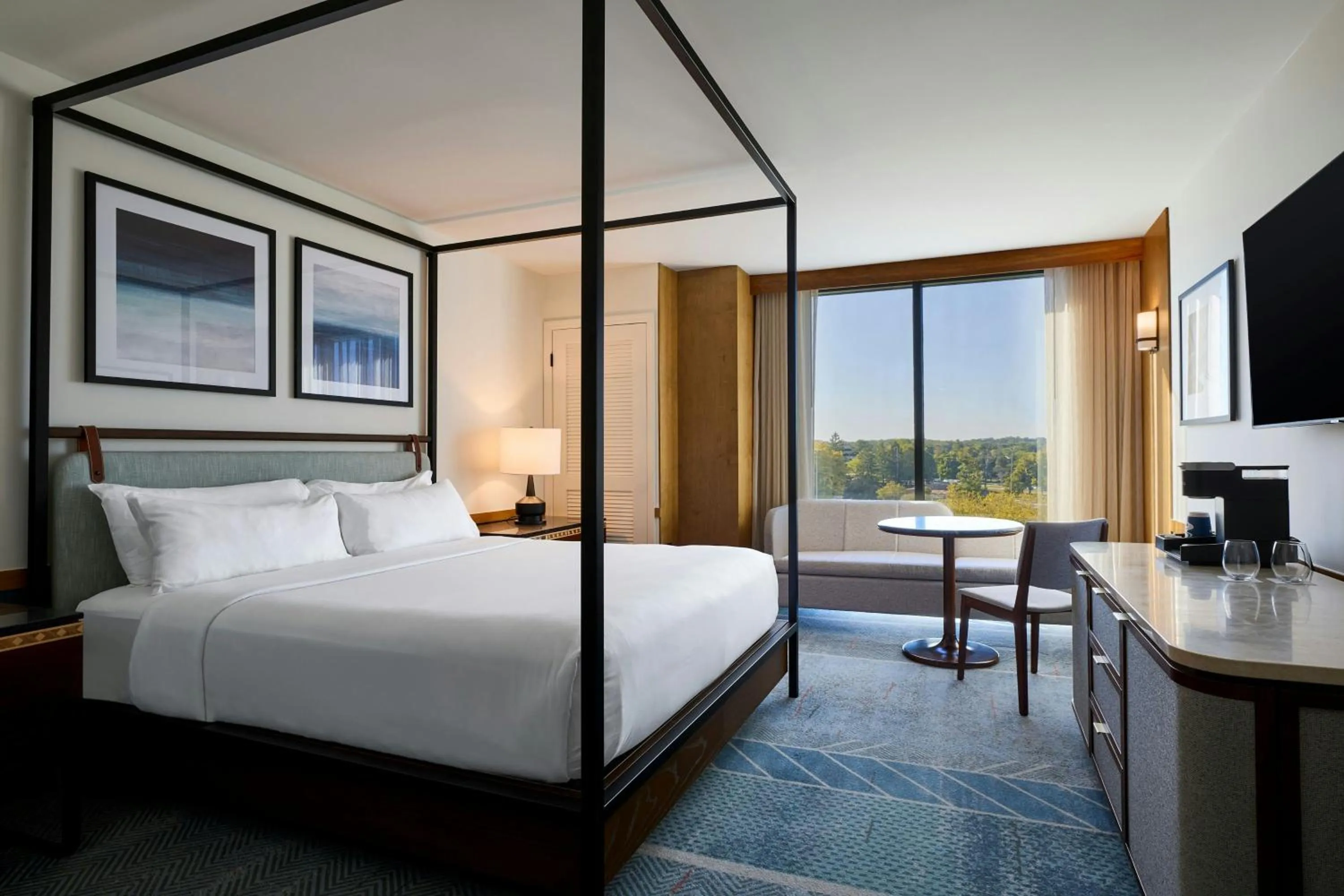 Photo of the whole room, Bed in Merriweather Lakehouse Hotel, Autograph Collection