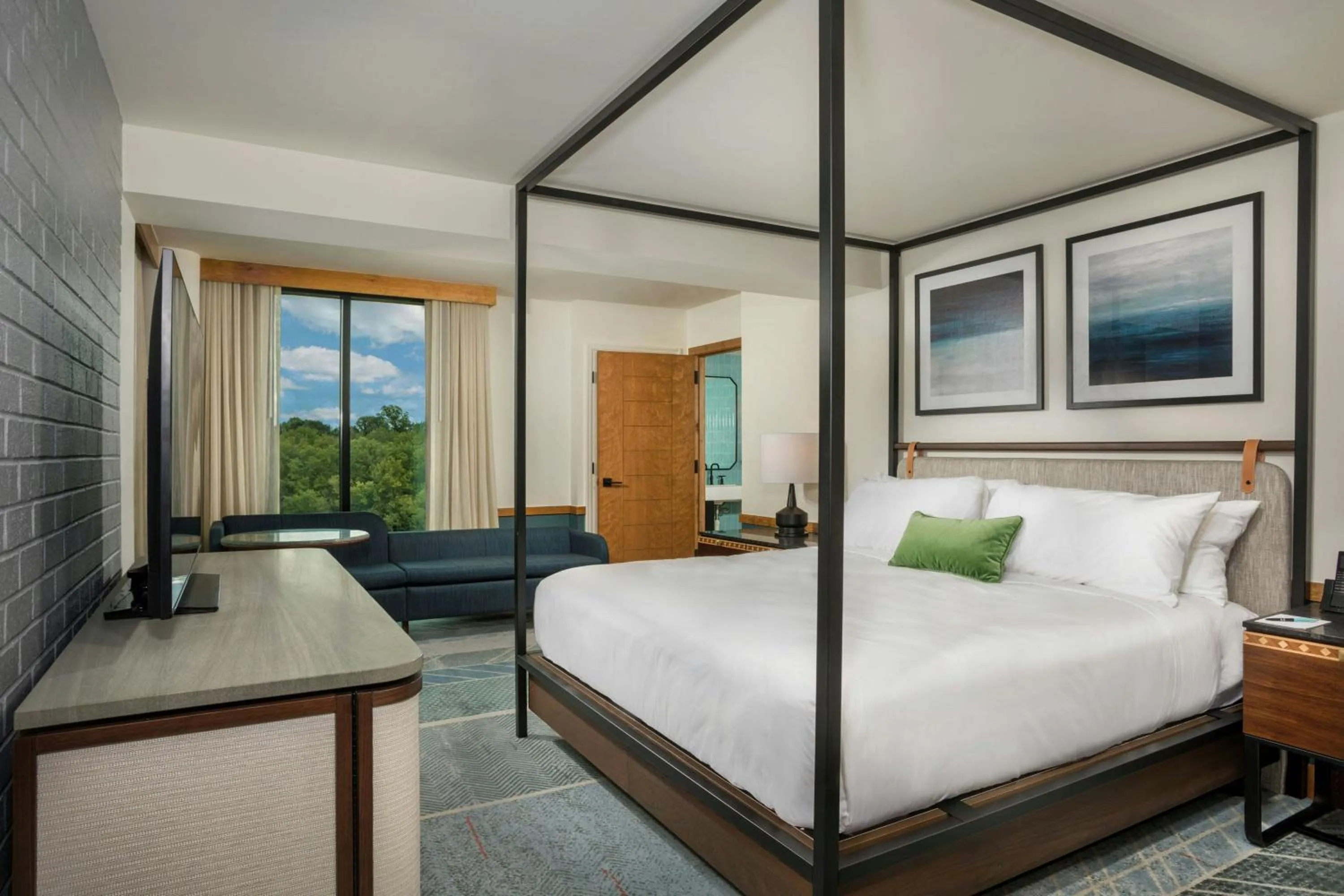Photo of the whole room, Bed in Merriweather Lakehouse Hotel, Autograph Collection