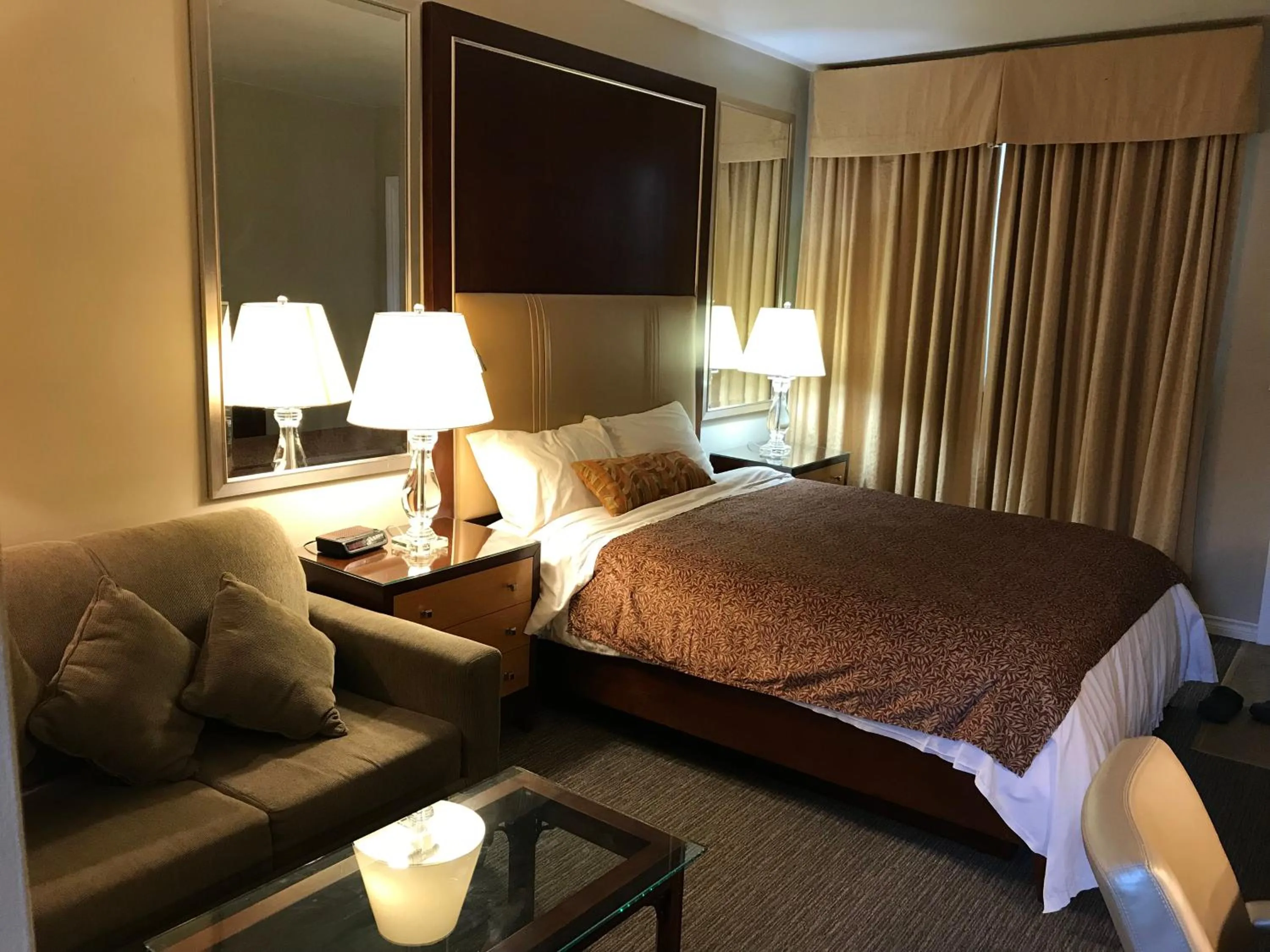 Photo of the whole room in Cardinal Court Motel