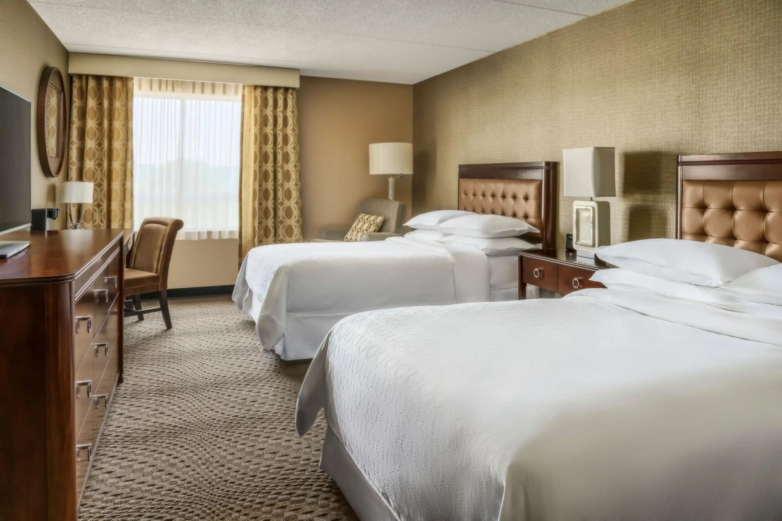 Photo of the whole room, Bed in Sheraton Great Valley Hotel