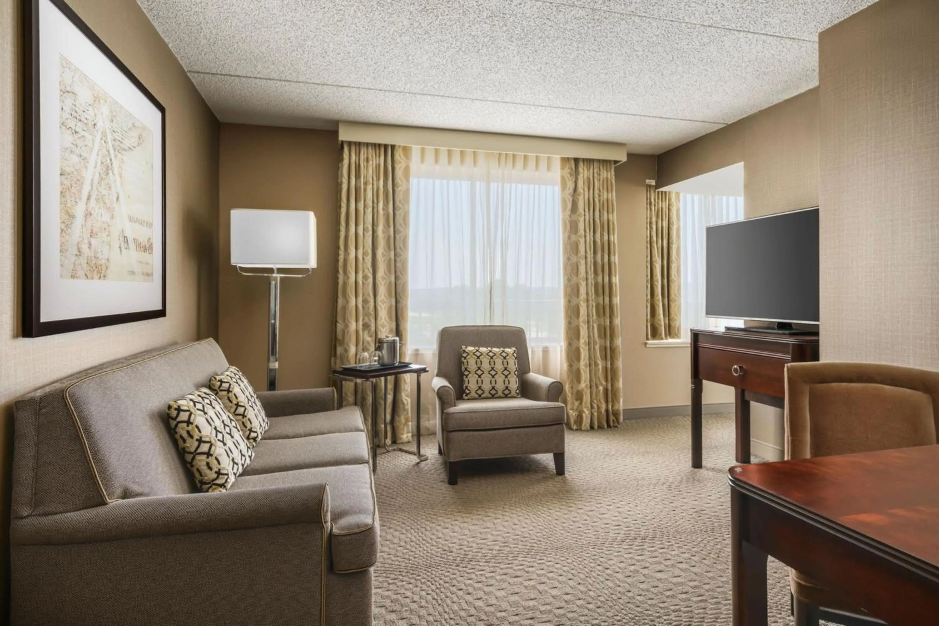 Living room in Sheraton Great Valley Hotel