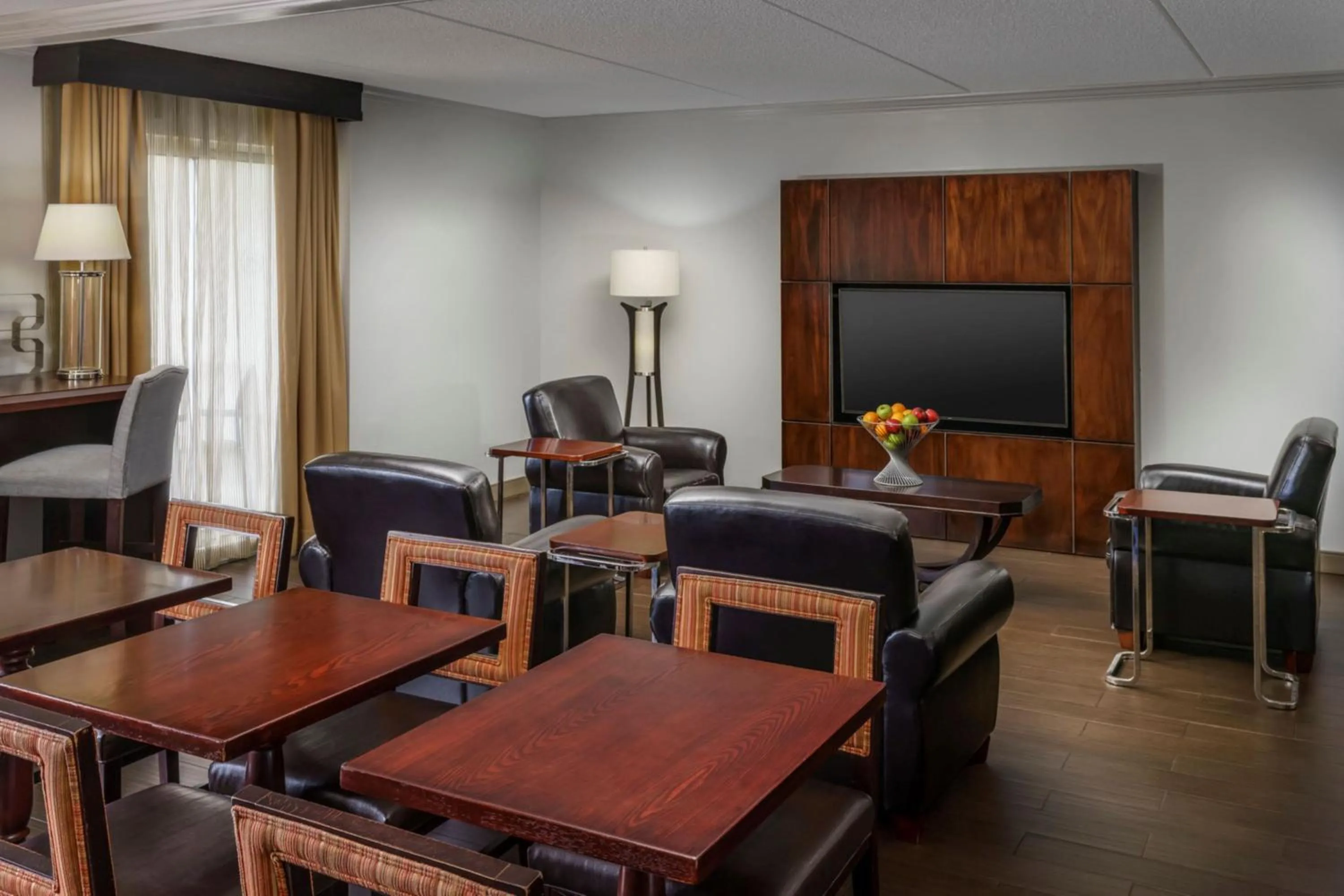 Lounge or bar in Sheraton Great Valley Hotel