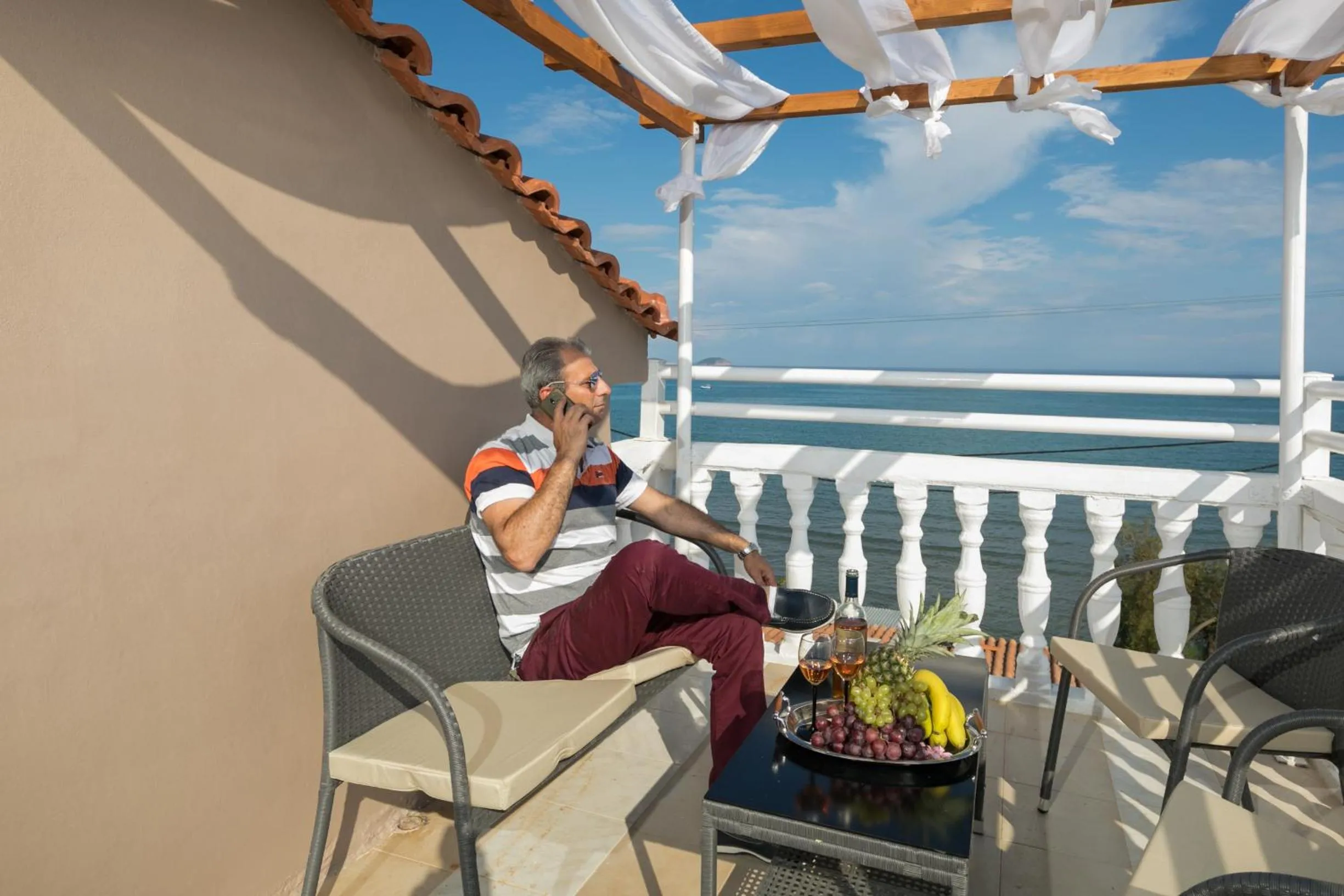 MARE BLU STUDIOS & SUITES