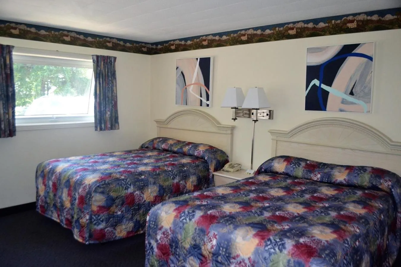 Bedroom, Bed in Stratford Suburban Motel