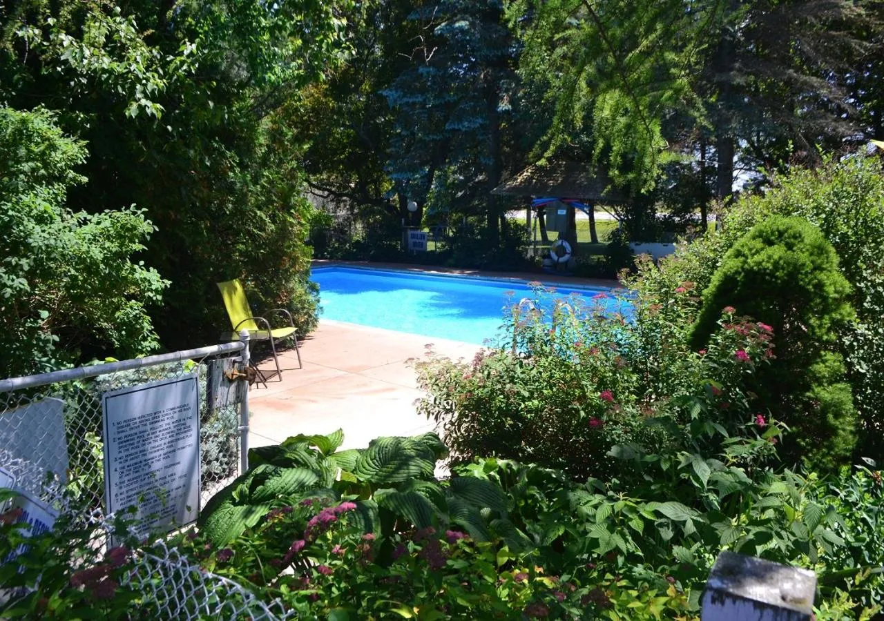 Swimming pool in Stratford Suburban Motel