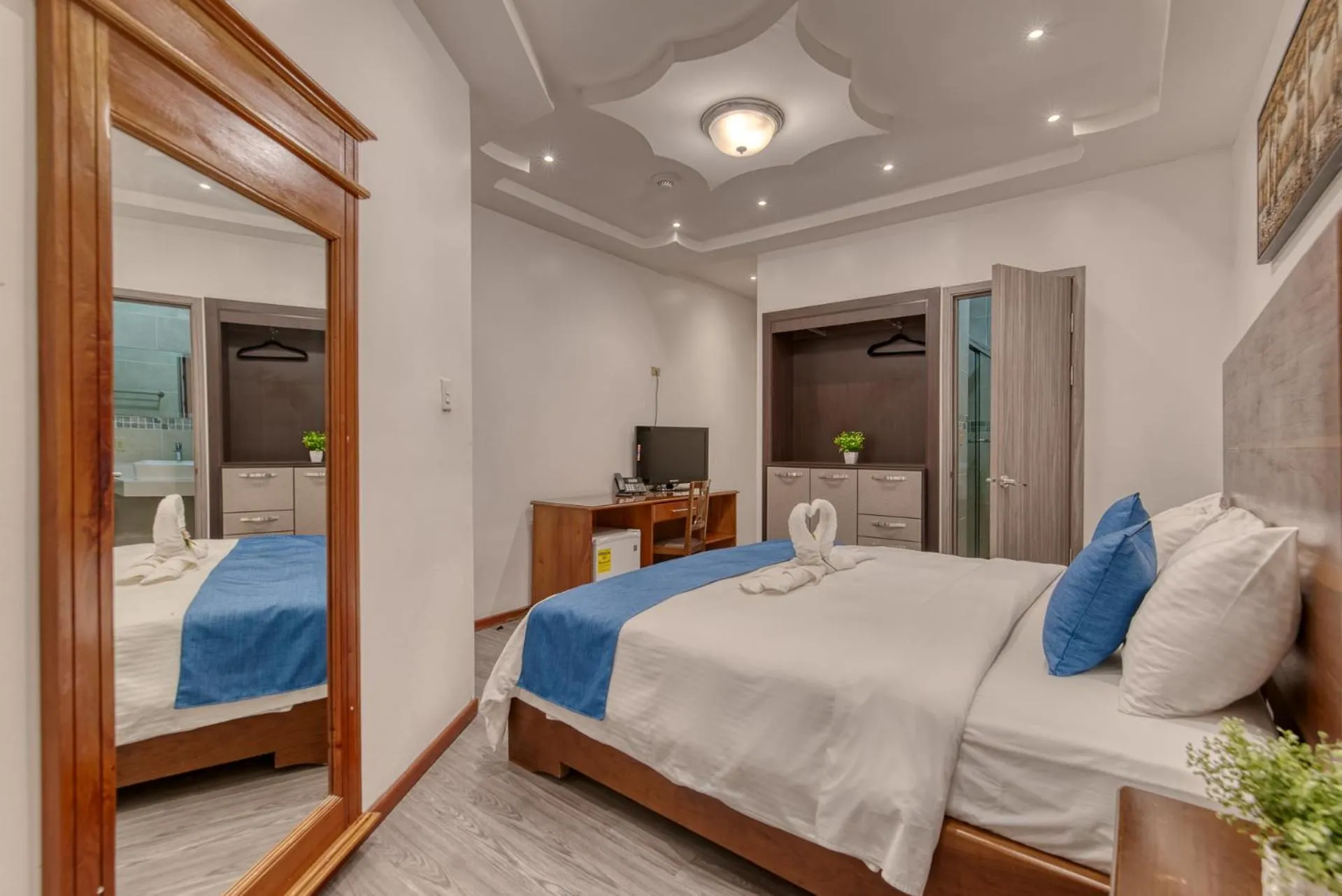 Bedroom, Bed in Swans Cay Hotel
