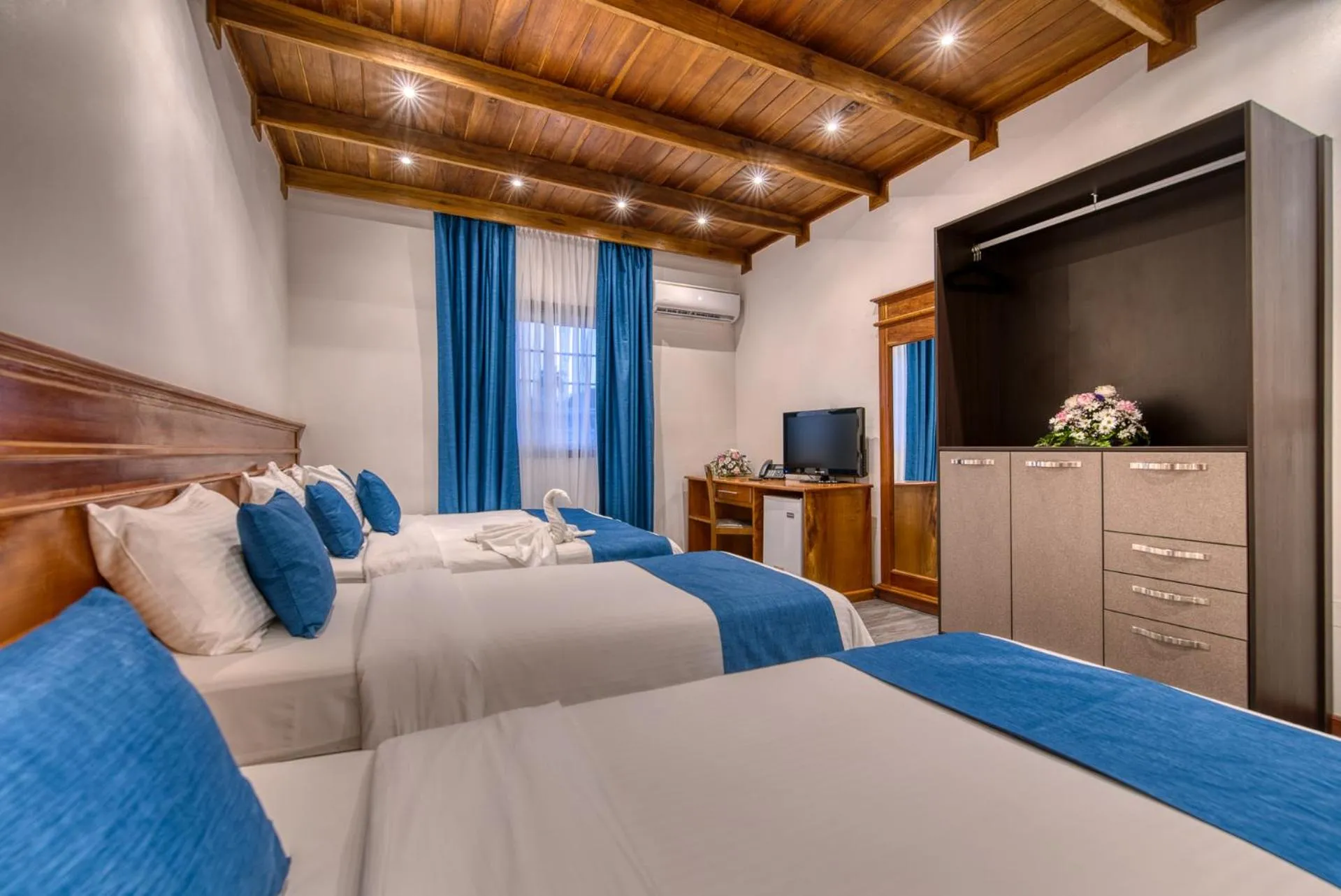 Bedroom, Bed in Swans Cay Hotel