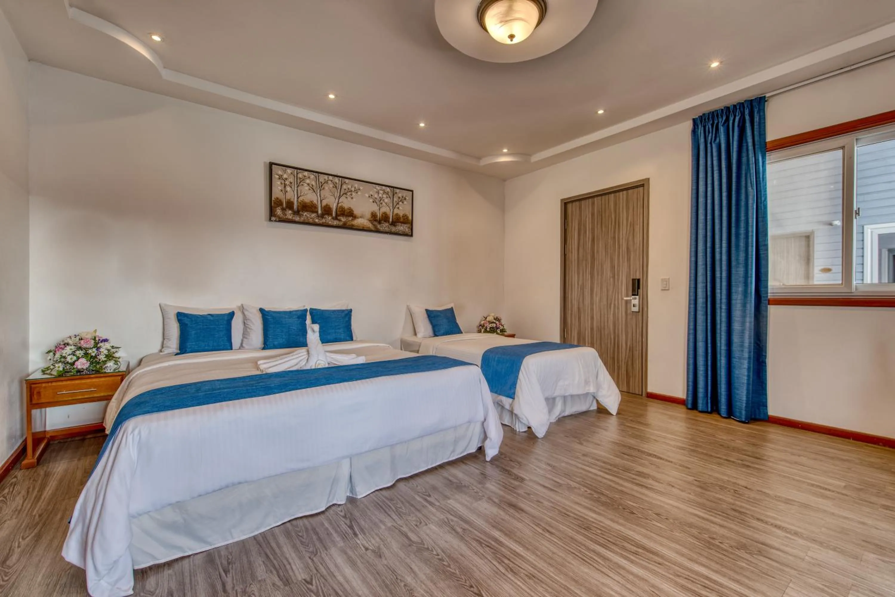 Bedroom, Bed in Swans Cay Hotel