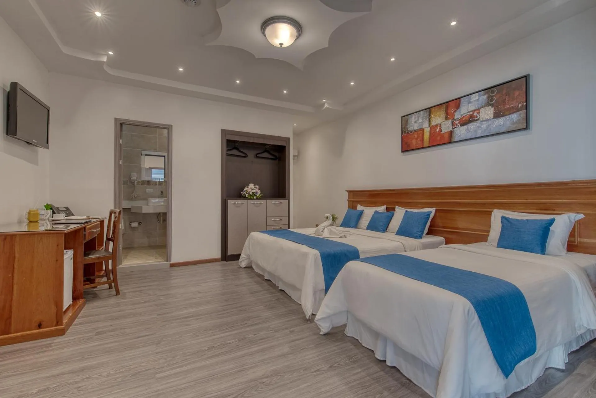 Bedroom, Bed in Swans Cay Hotel
