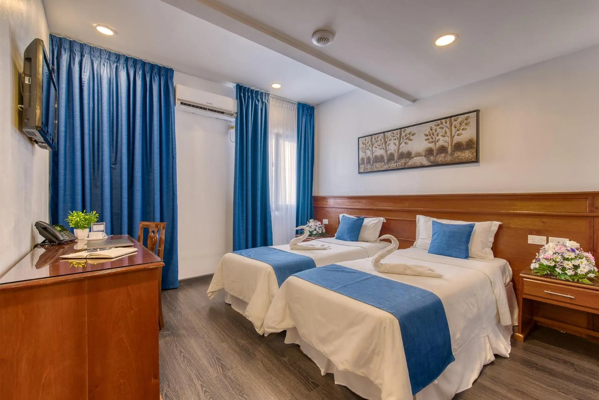 Bedroom, Bed in Swans Cay Hotel