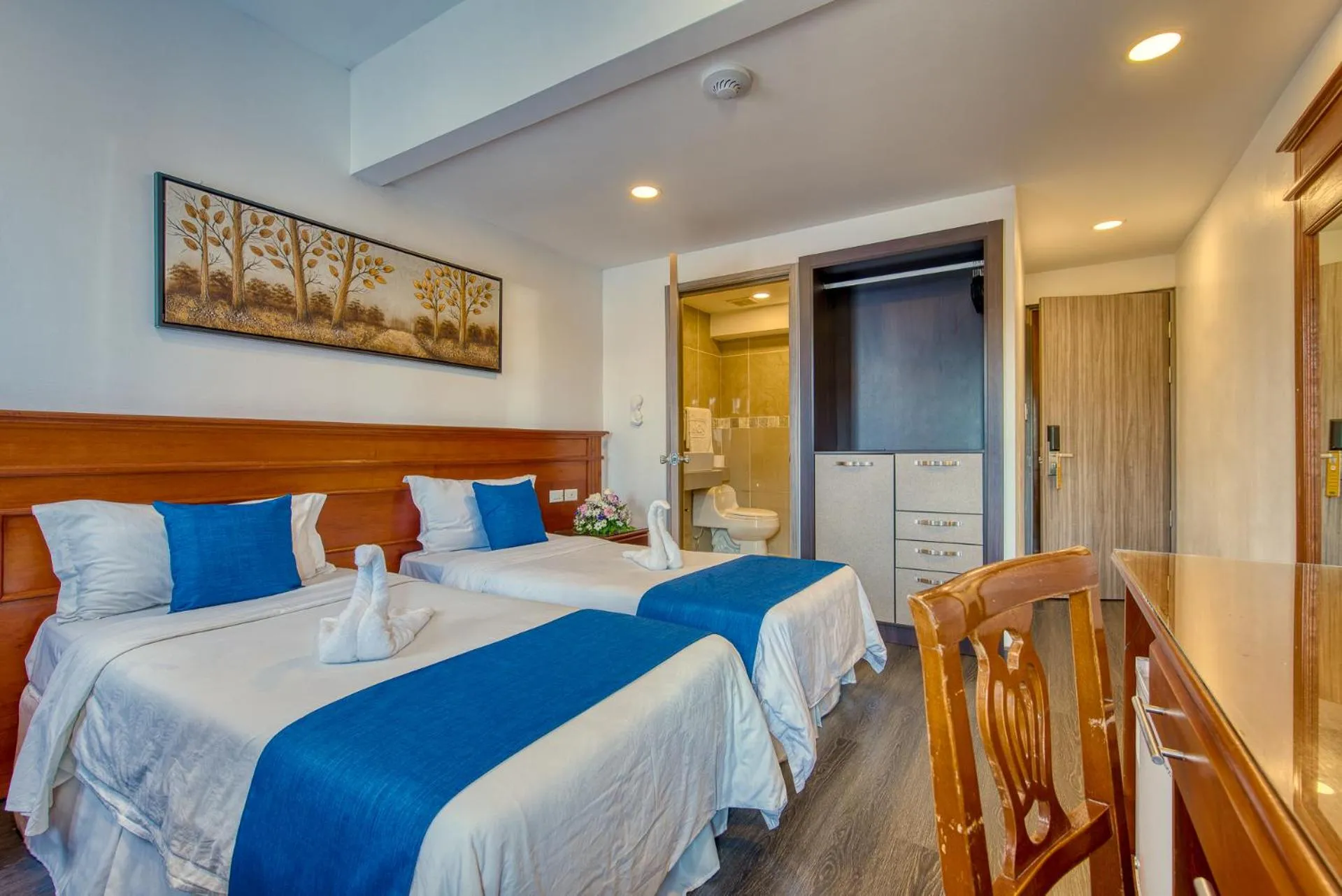 Bedroom, Bed in Swans Cay Hotel