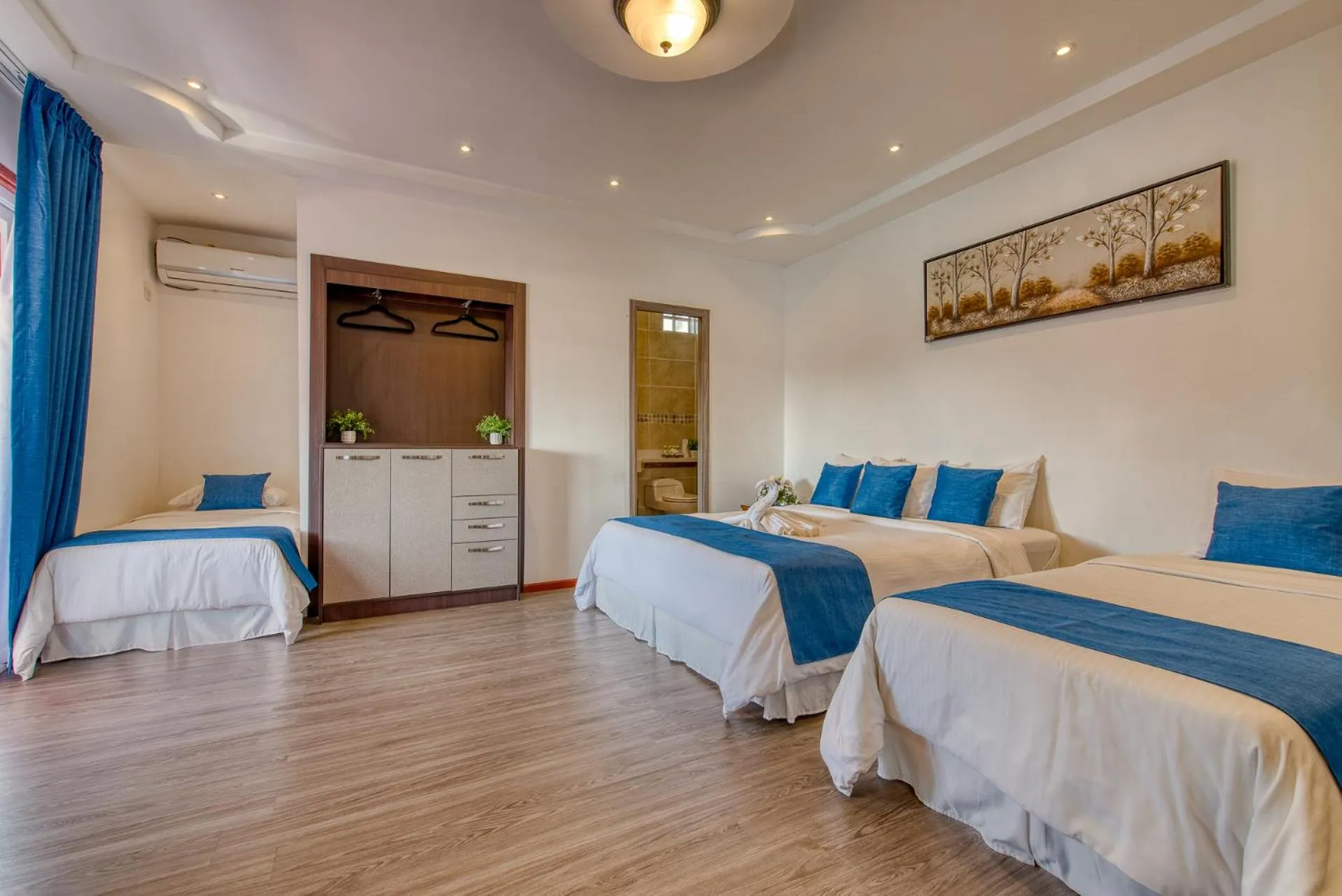 Bedroom, Bed in Swans Cay Hotel