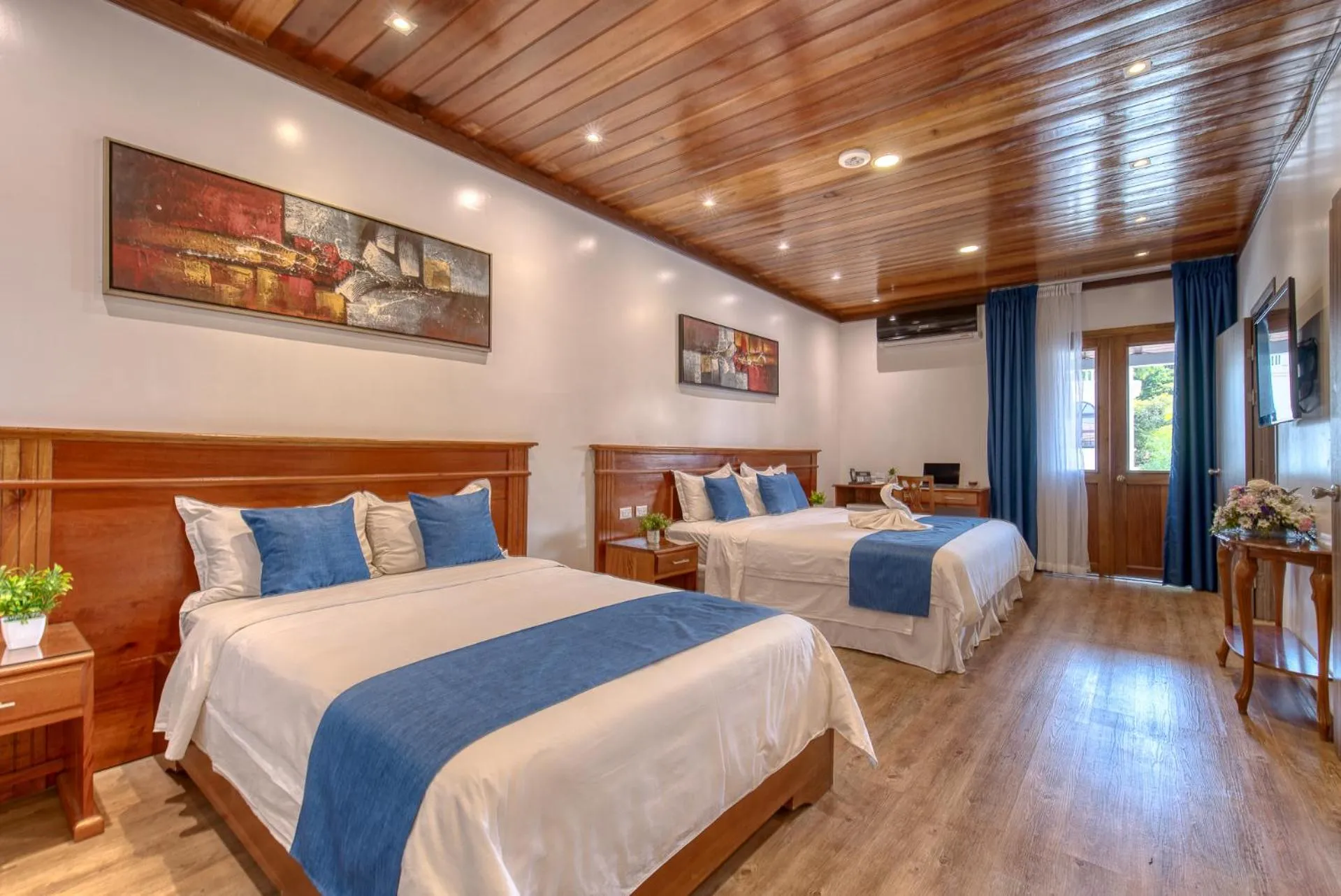 Bedroom, Bed in Swans Cay Hotel