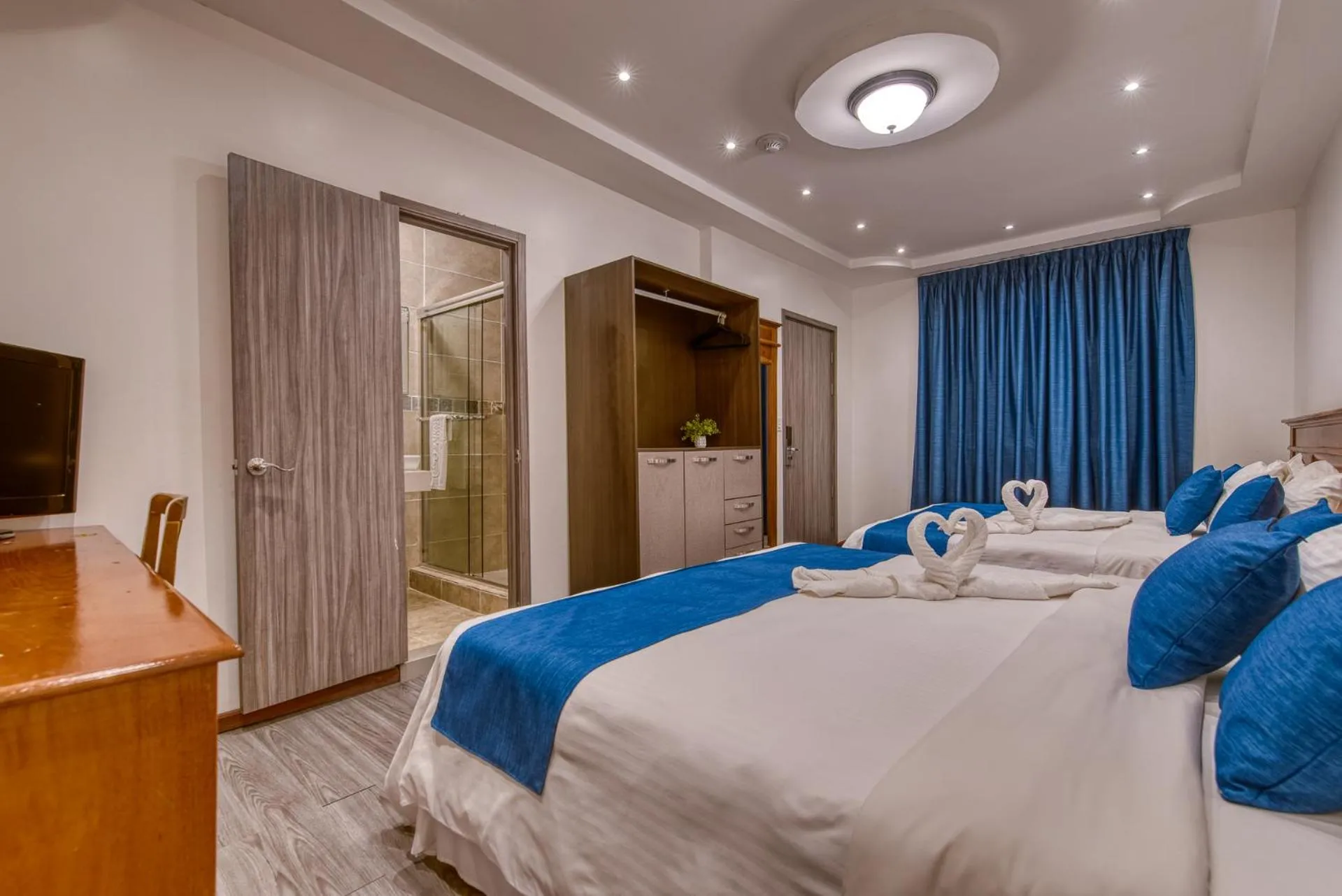 Bedroom, Bed in Swans Cay Hotel