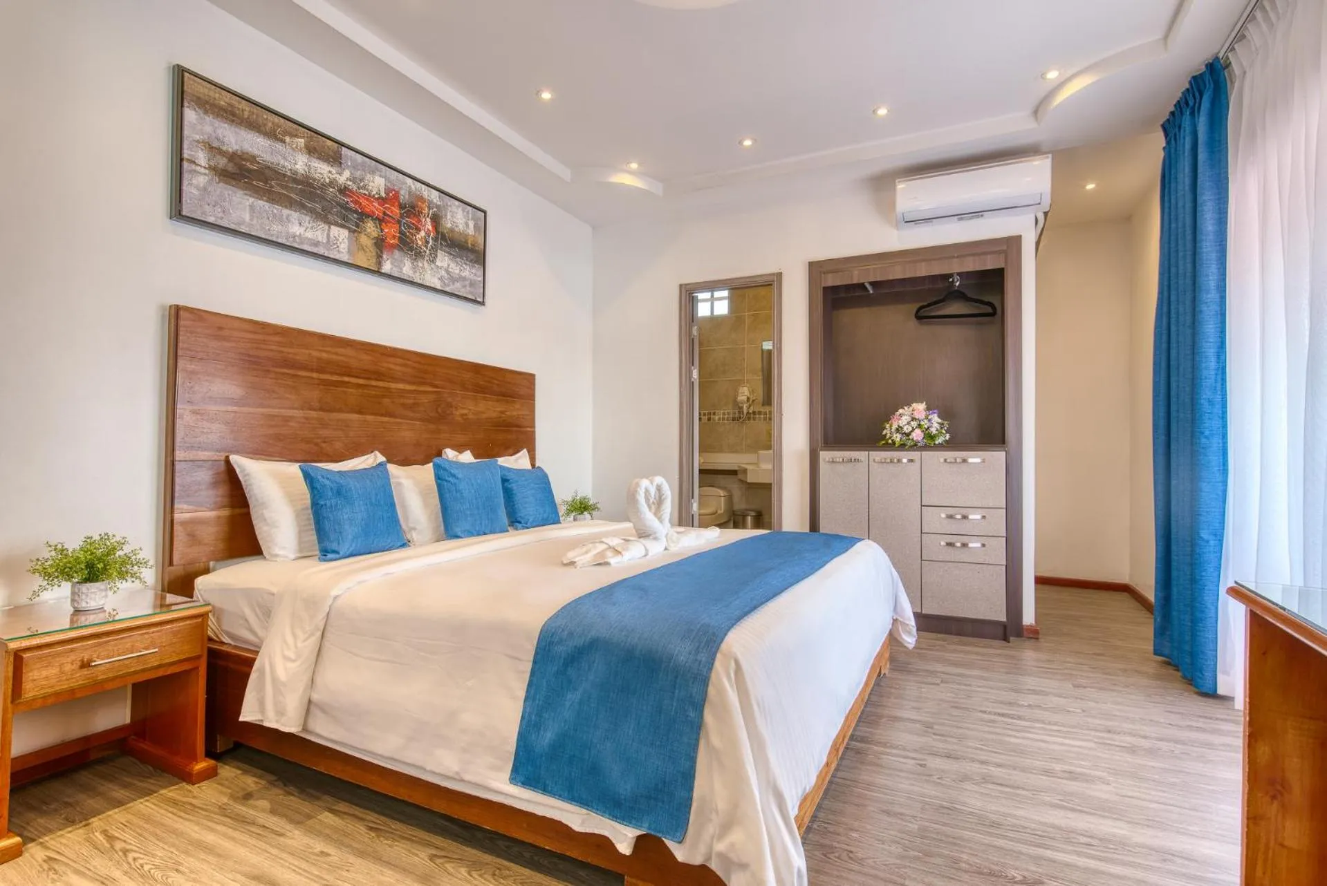 Bedroom, Bed in Swans Cay Hotel