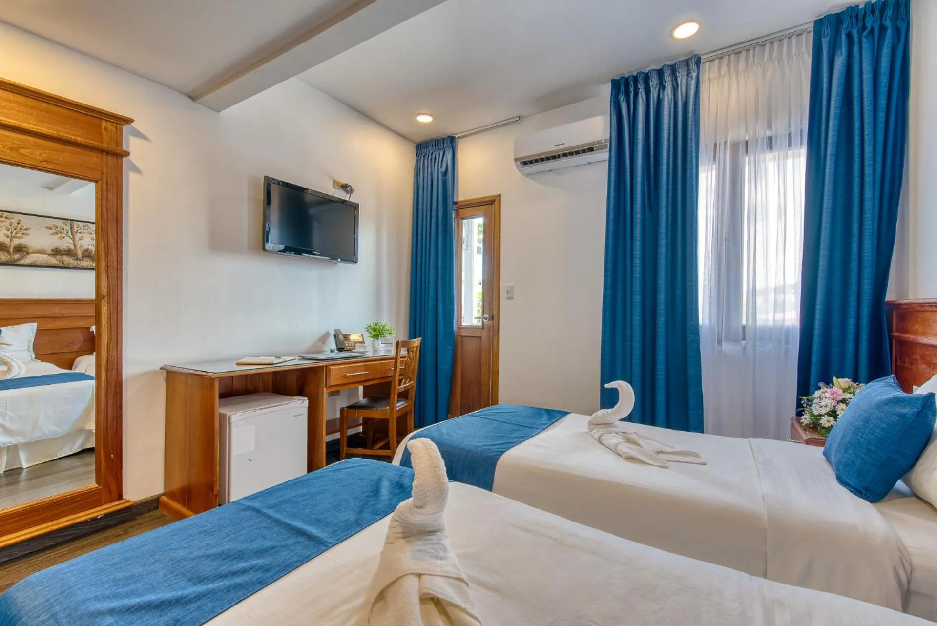 Bedroom, Bed in Swans Cay Hotel
