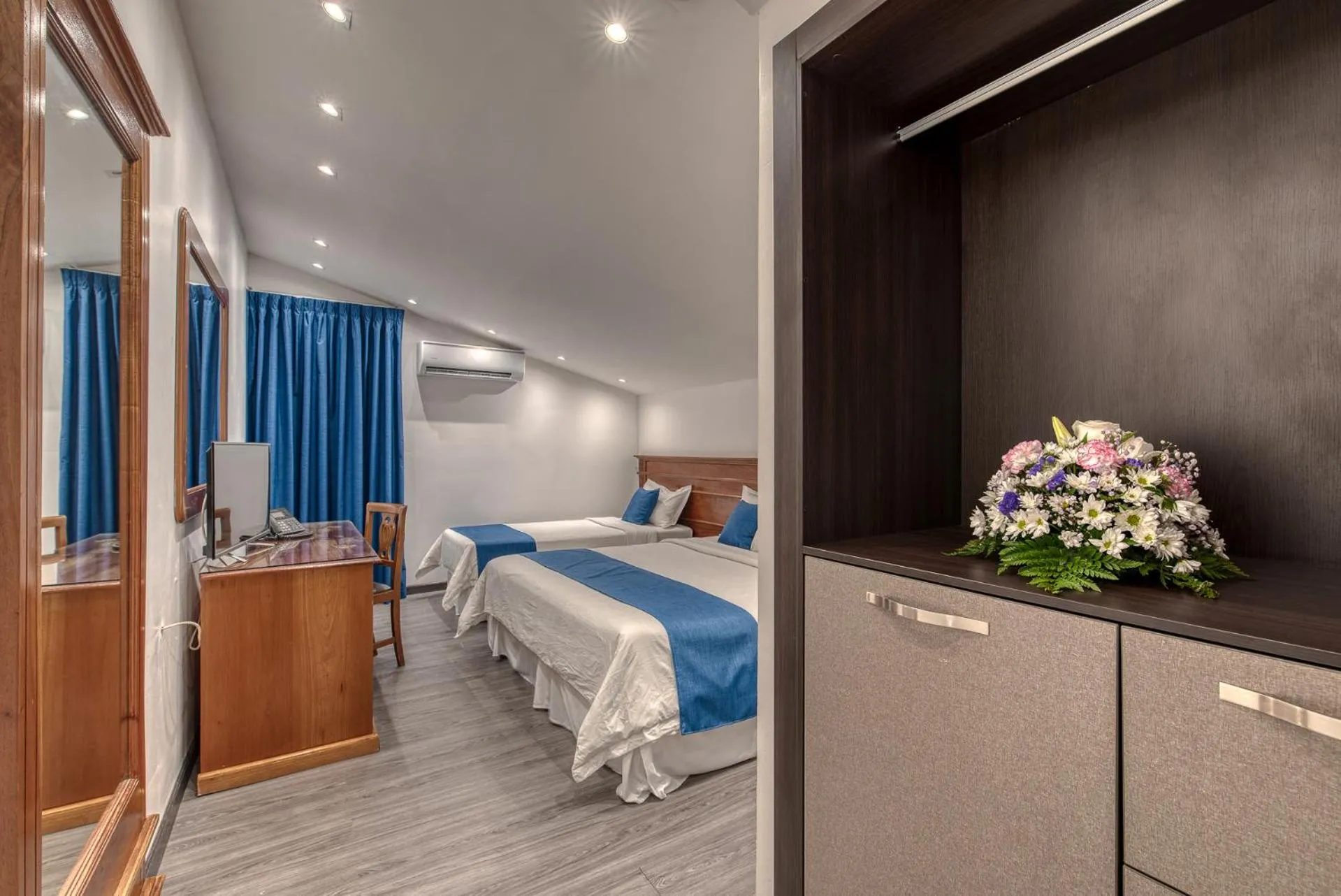 Bedroom, Bed in Swans Cay Hotel