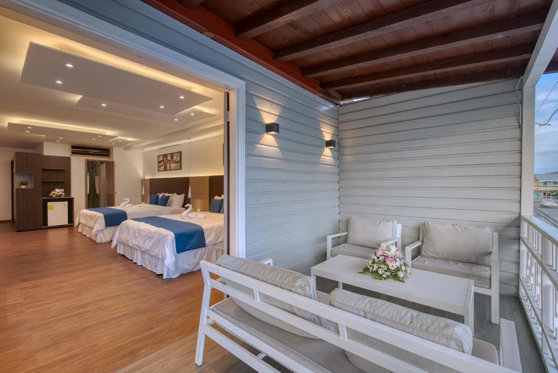 Balcony/Terrace, Bed in Swans Cay Hotel