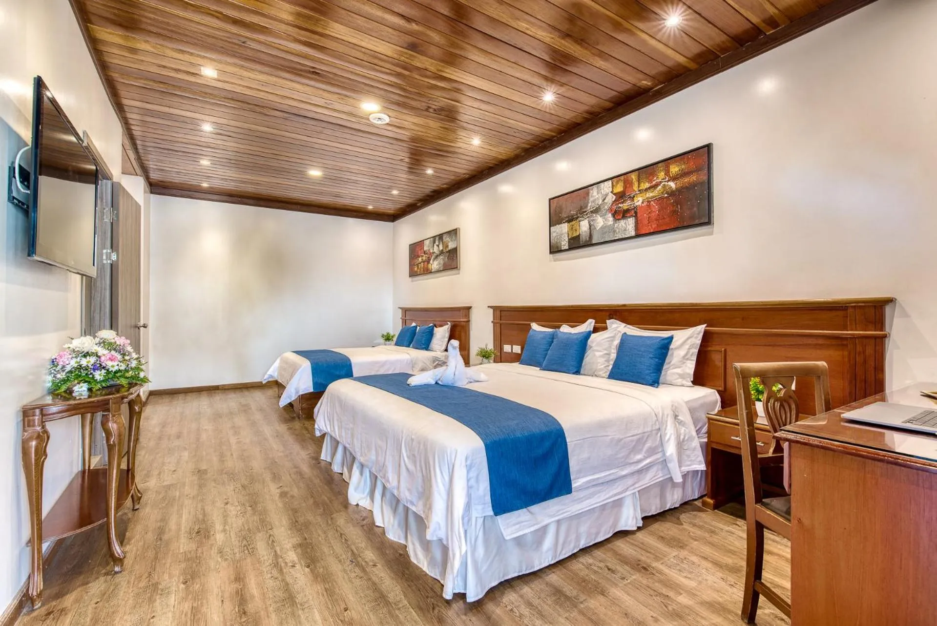 Bedroom, Bed in Swans Cay Hotel