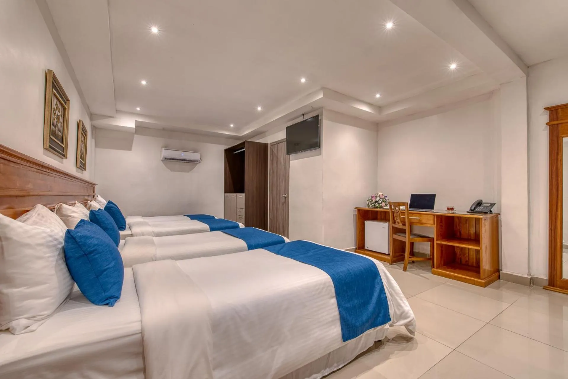 Bedroom, Bed in Swans Cay Hotel