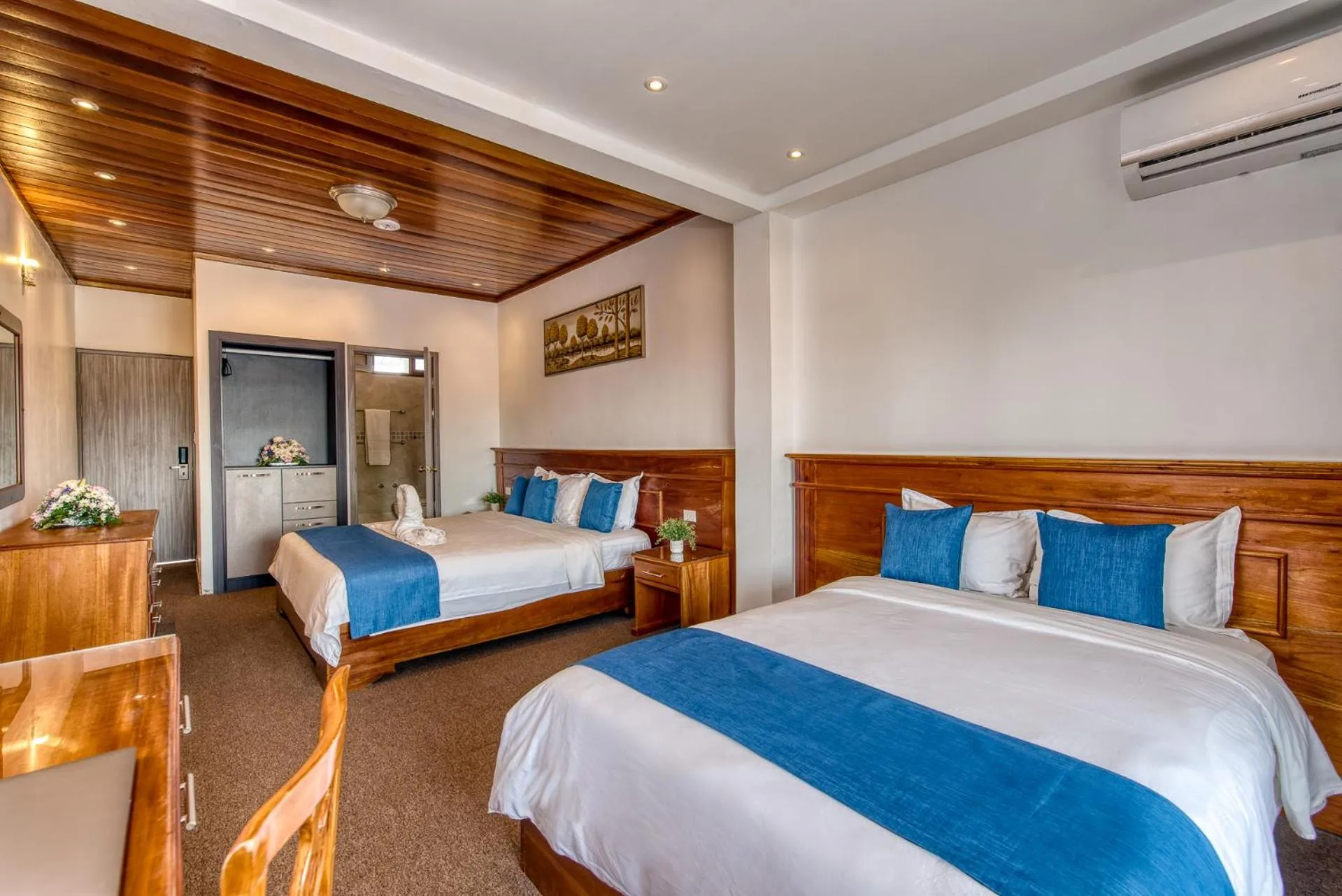 Bedroom, Bed in Swans Cay Hotel